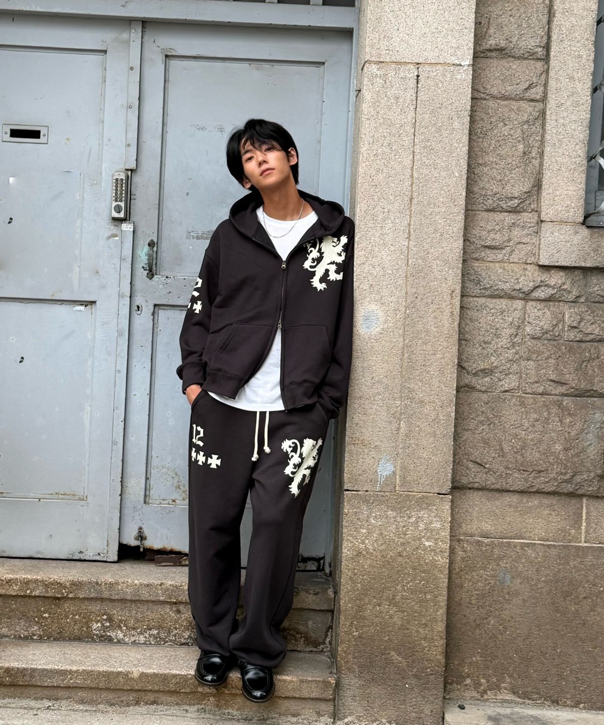 아모우(AMOU) Lion Sweat pants BLACK