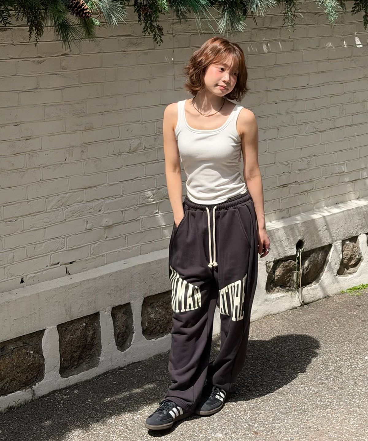 아모우(AMOU) Human nature Sweat pants BLACK