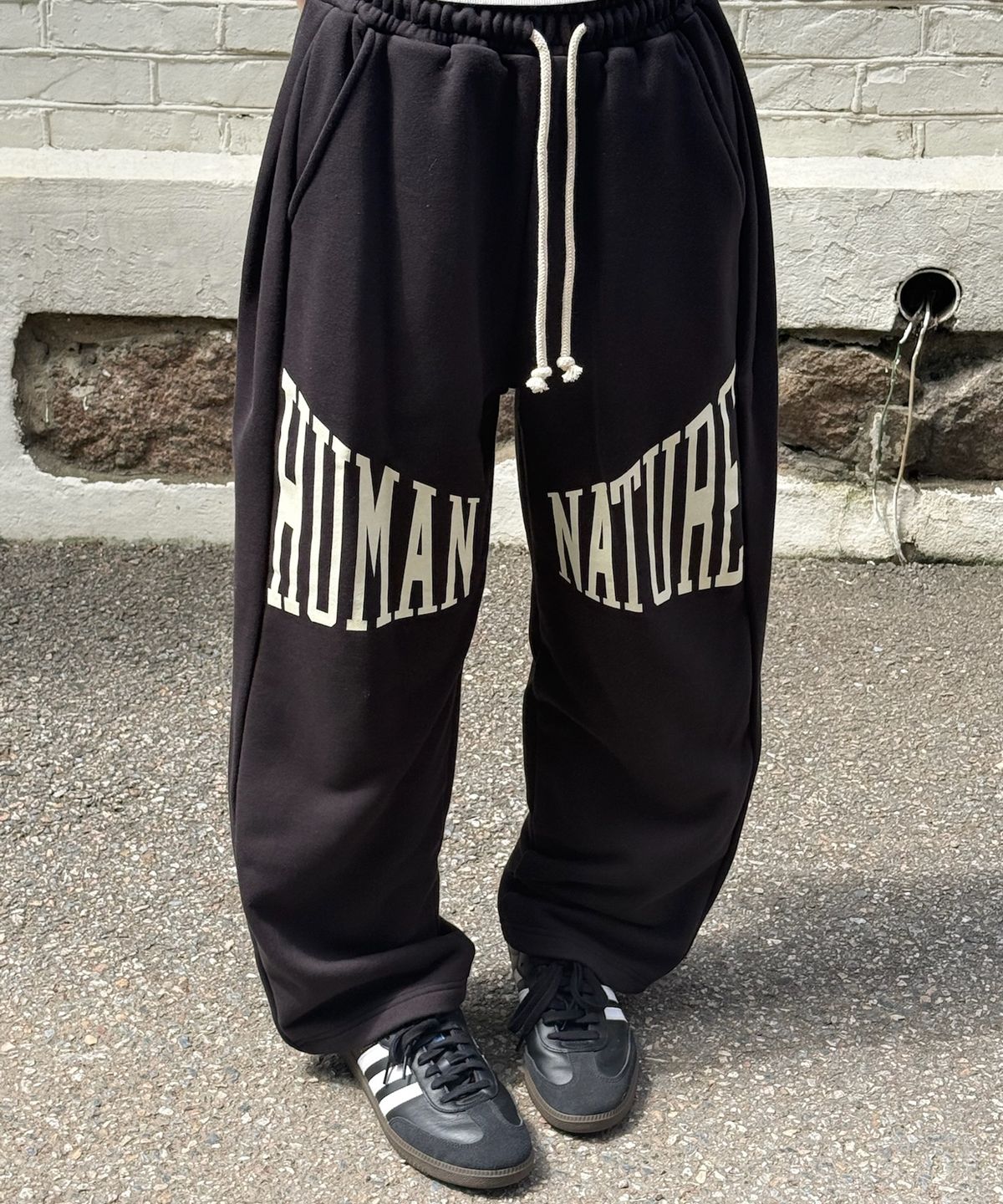 아모우(AMOU) Human nature Sweat pants BLACK