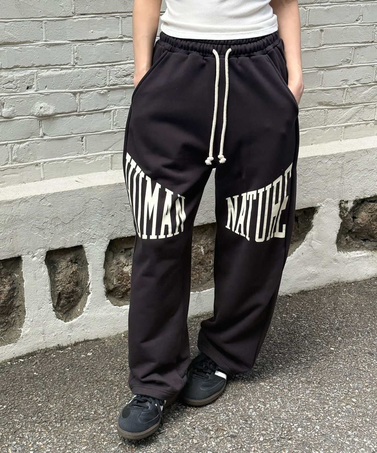 아모우(AMOU) Human nature Sweat pants BLACK