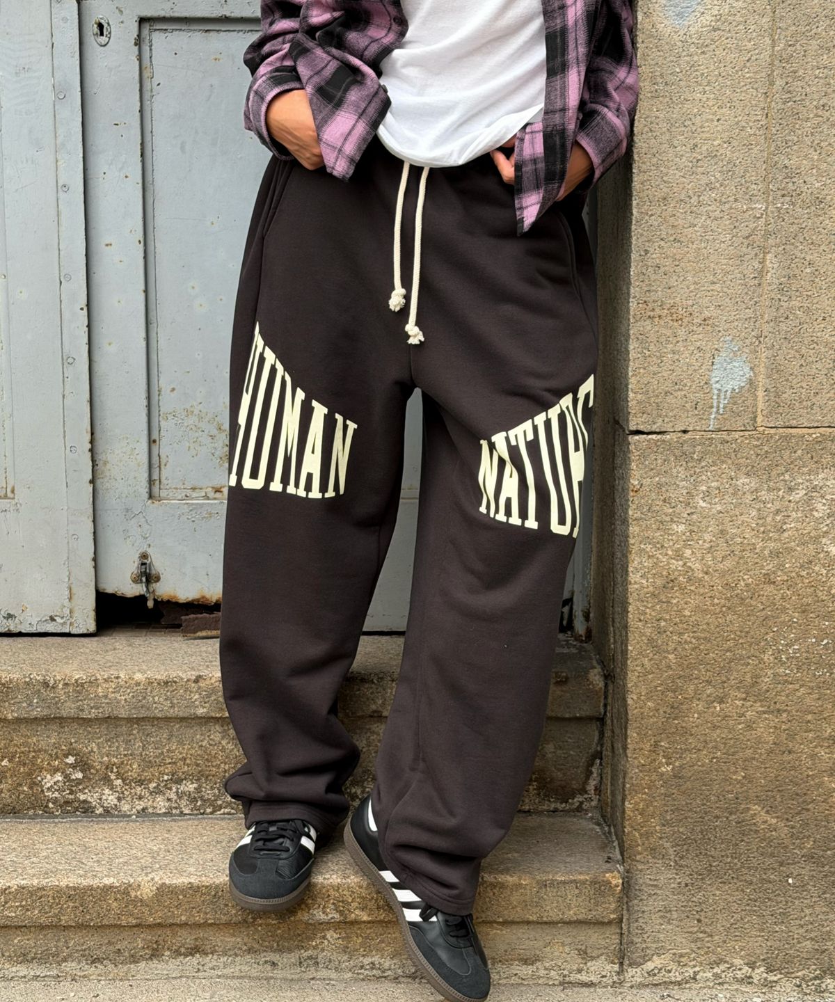 아모우(AMOU) Human nature Sweat pants BLACK