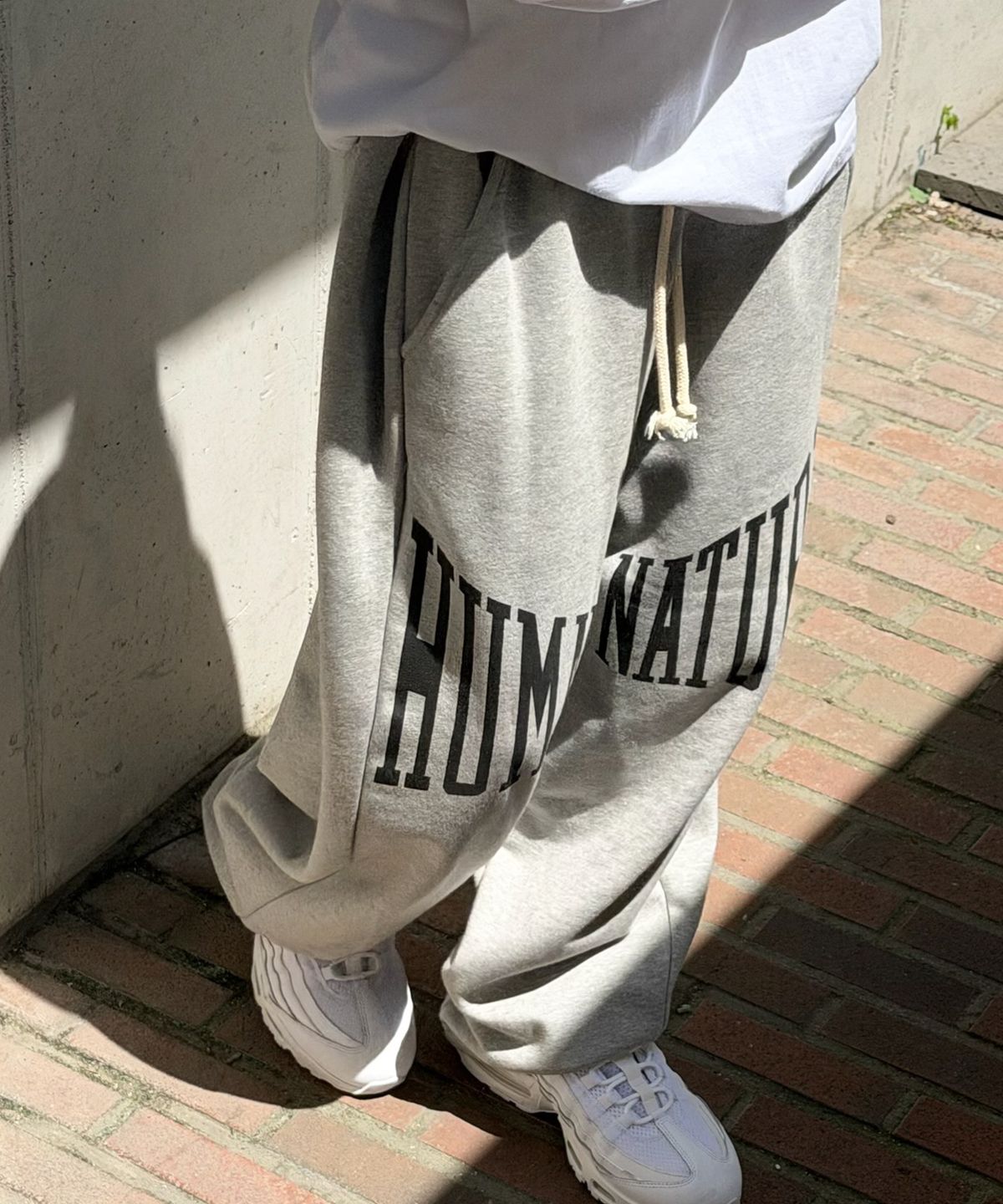 아모우(AMOU) Human nature Sweat pants GRAY