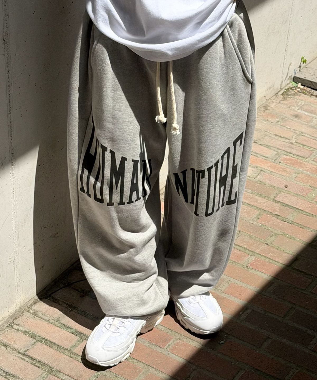 아모우(AMOU) Human nature Sweat pants GRAY