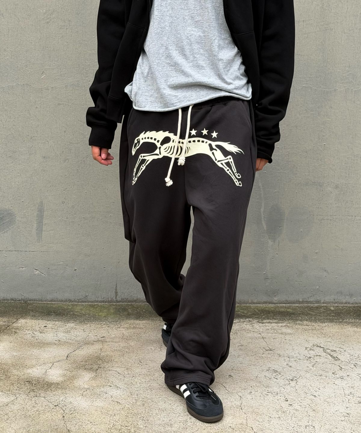 아모우(AMOU) Bone Horse Sweat pants BLACK
