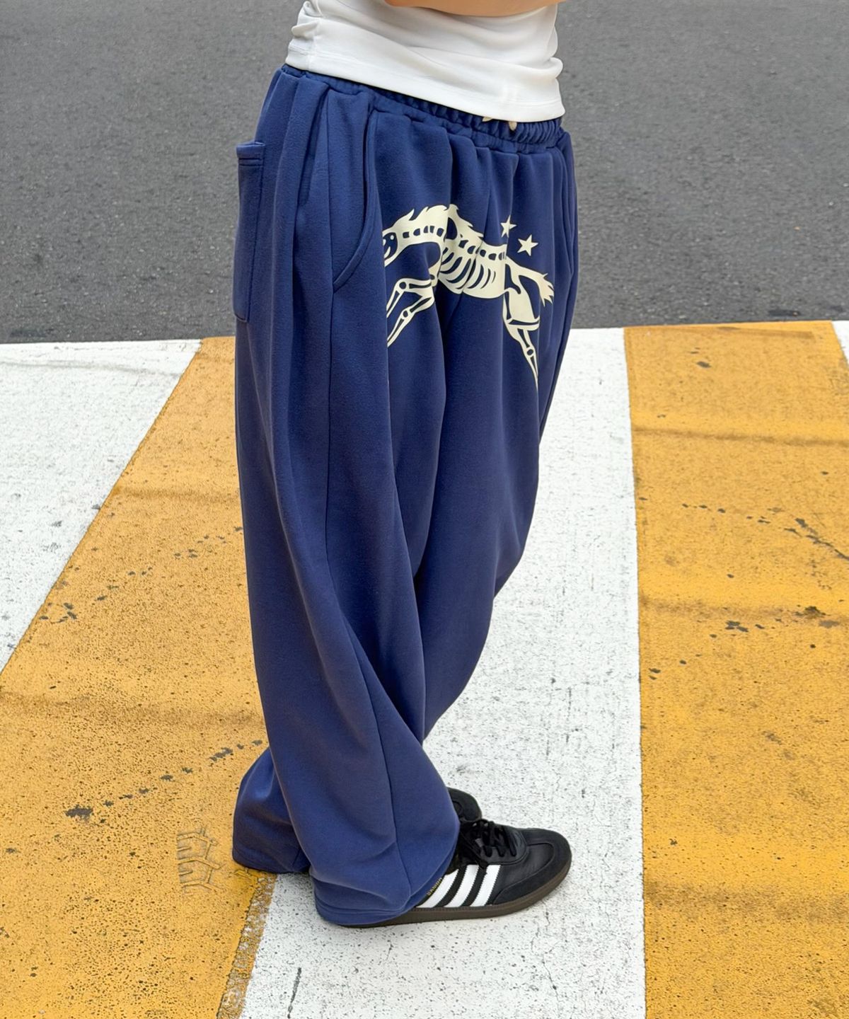 아모우(AMOU) Bone Horse Sweat pants BLUE