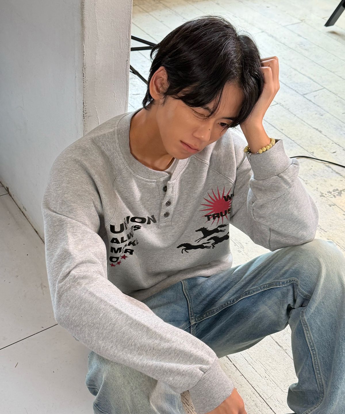 아모우(AMOU) Sun Hosre Henley neck GRAY