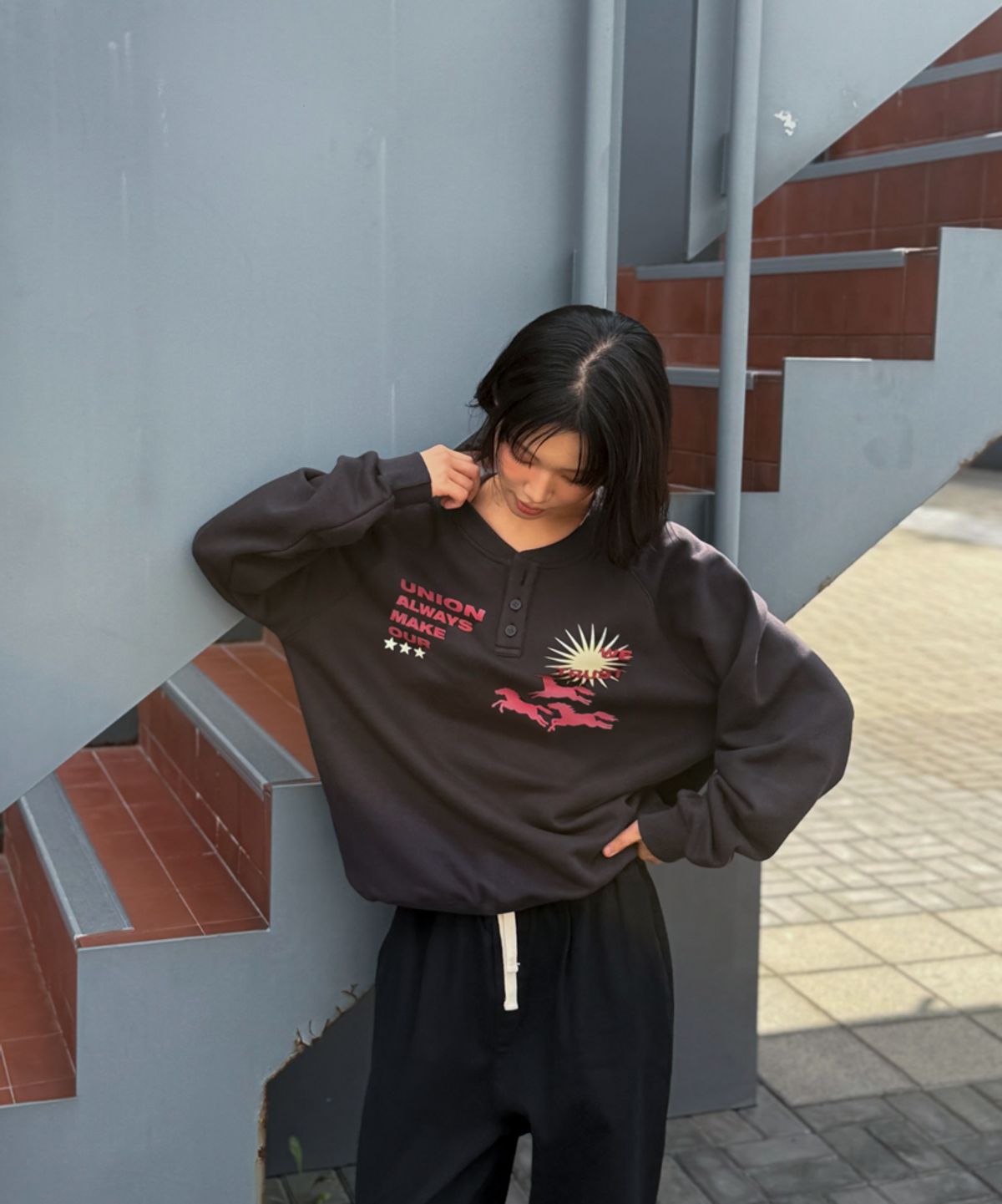 아모우(AMOU) Sun Hosre Henley neck BLACK