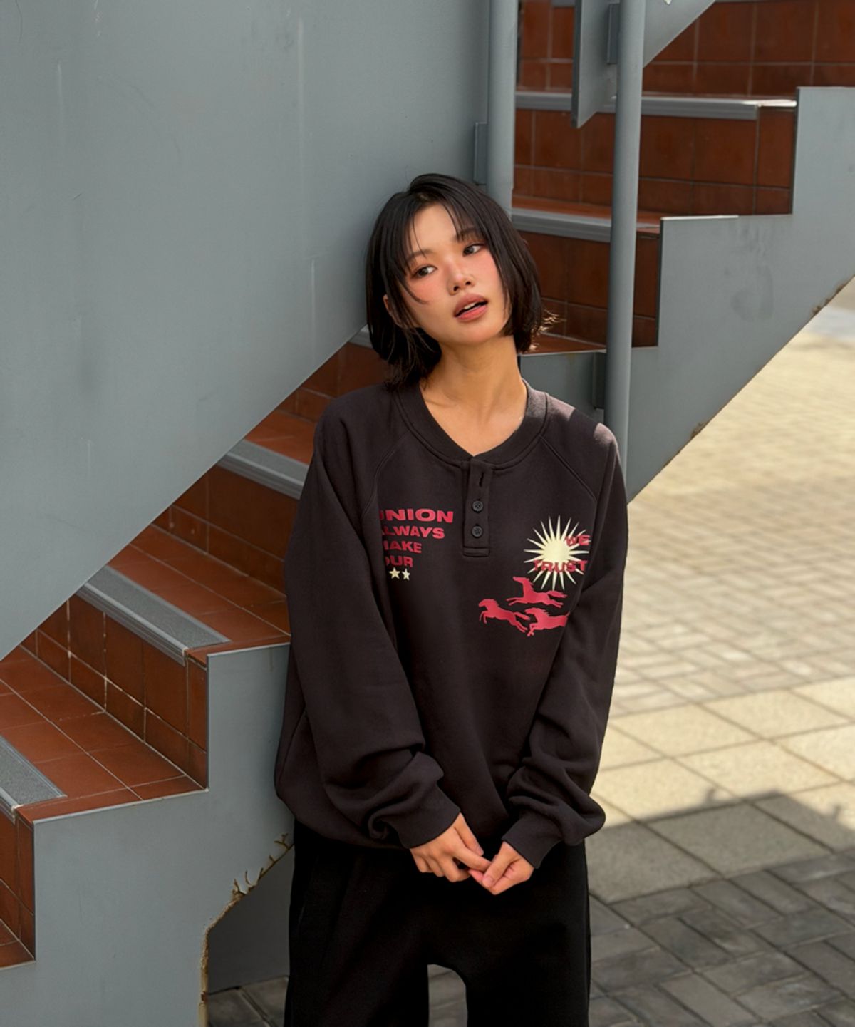아모우(AMOU) Sun Hosre Henley neck BLACK
