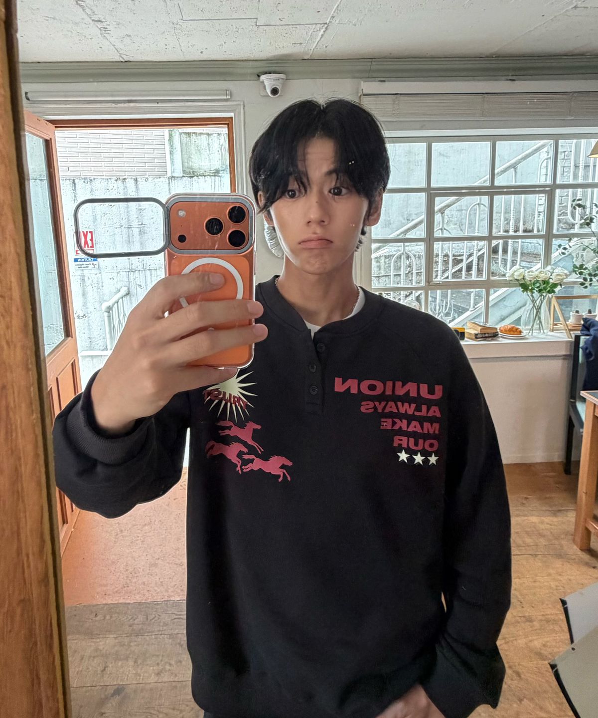 아모우(AMOU) Sun Hosre Henley neck BLACK