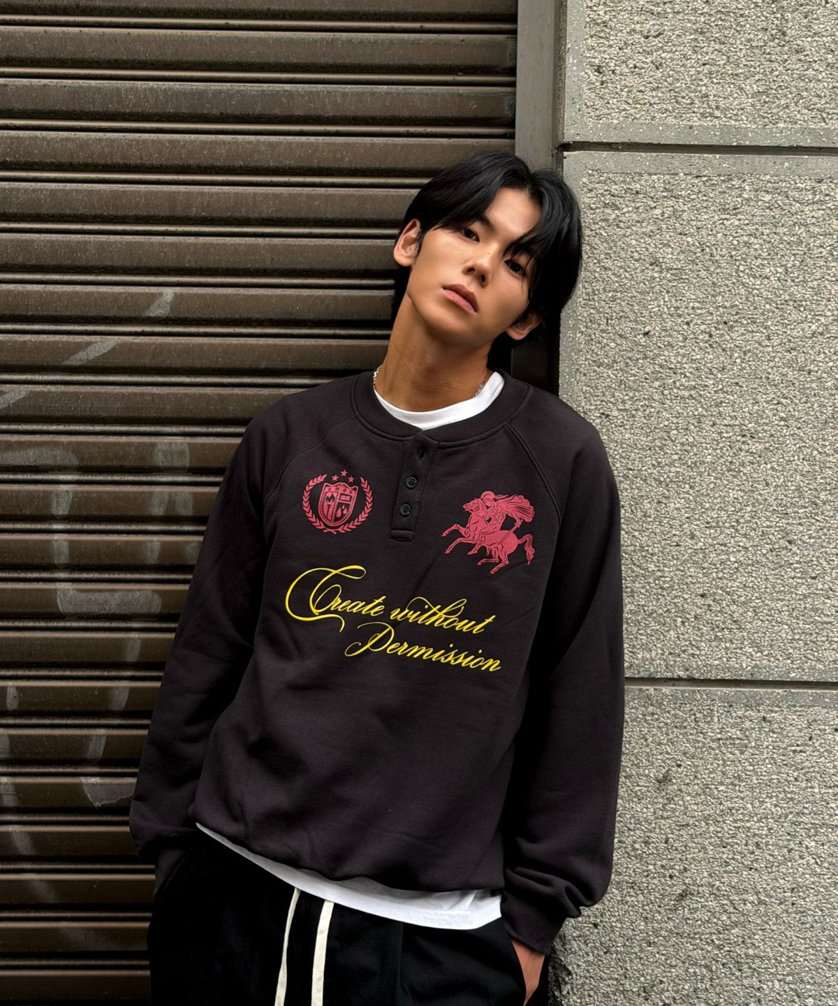 아모우(AMOU) Knight Henley neck BLACK