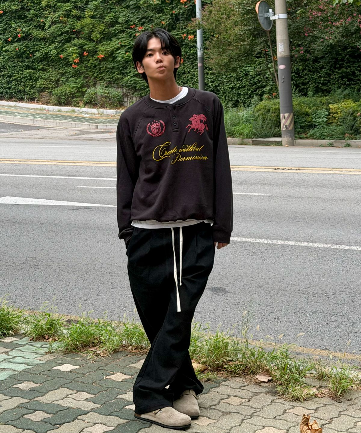 아모우(AMOU) Knight Henley neck BLACK