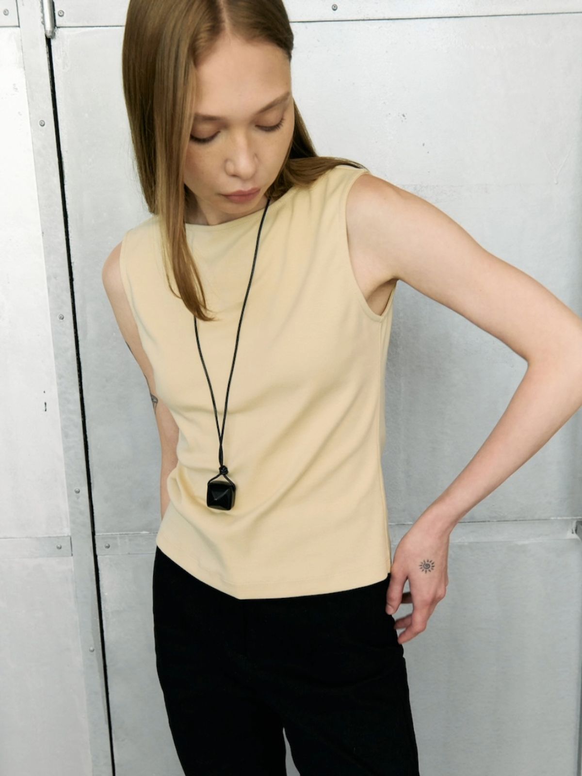 오프니스(OPENESS) Sleeveless Boat Neck Top