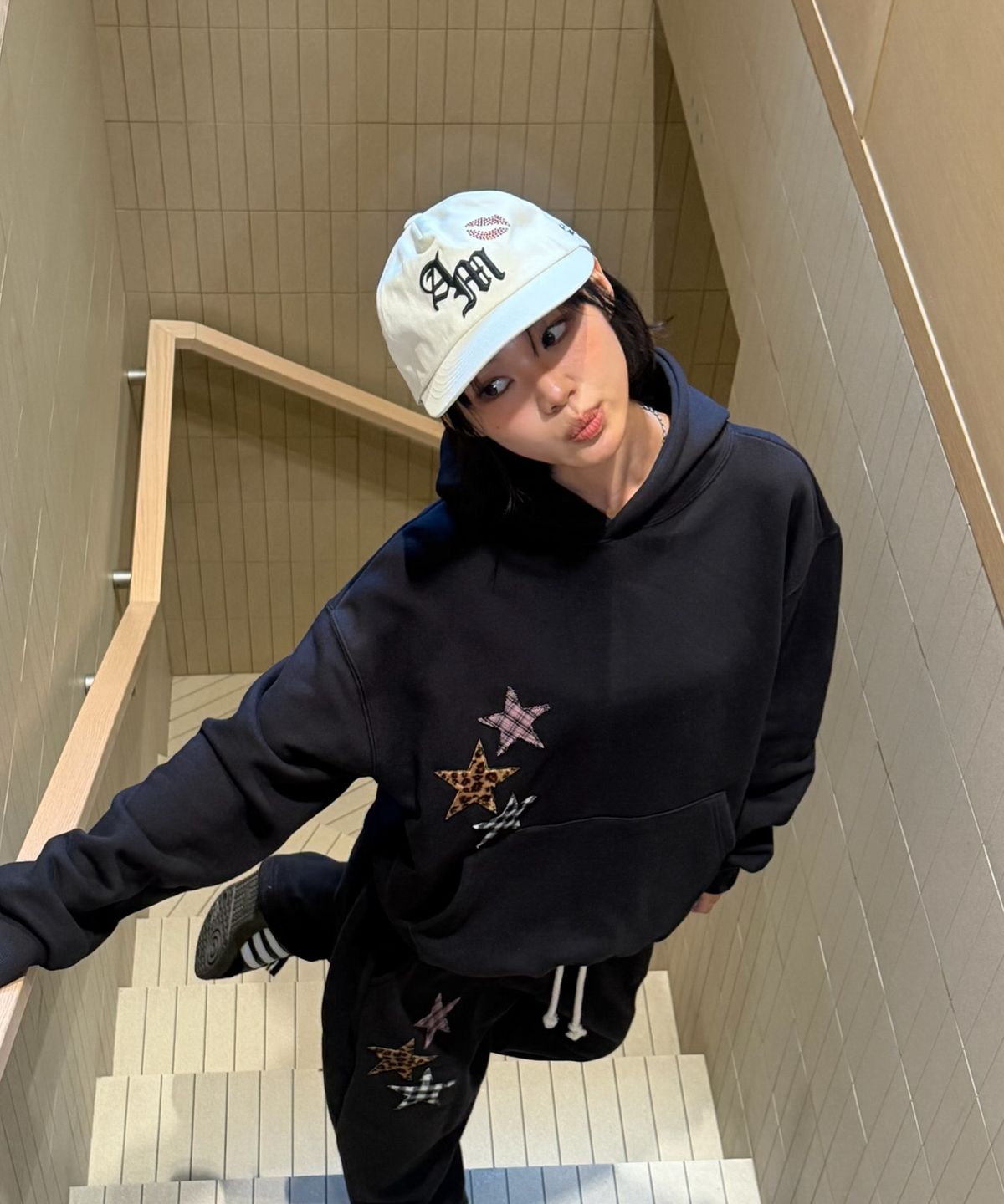 아모우(AMOU) AM Kiss Mark 5Pannel CAP IVORY