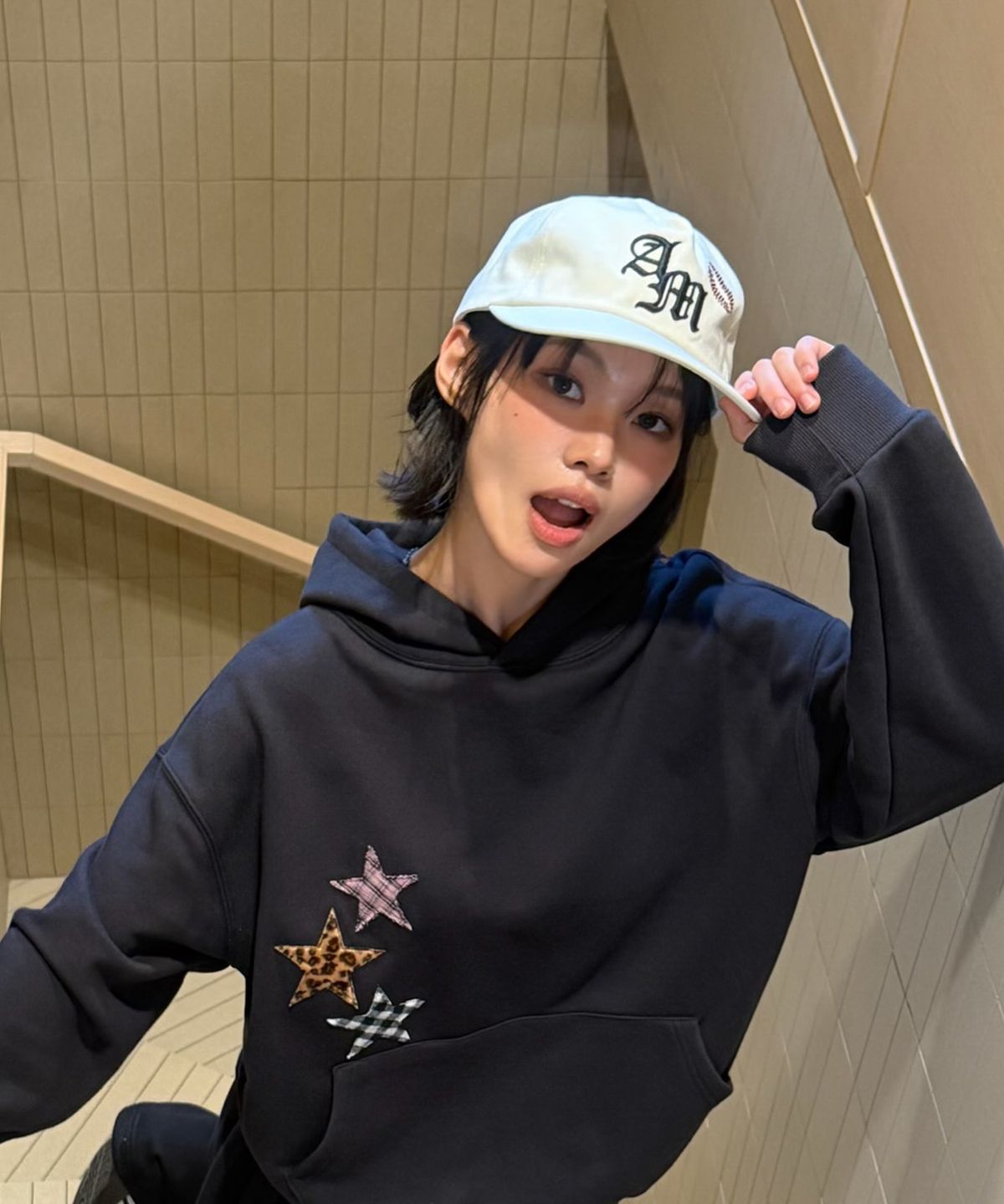 아모우(AMOU) AM Kiss Mark 5Pannel CAP IVORY