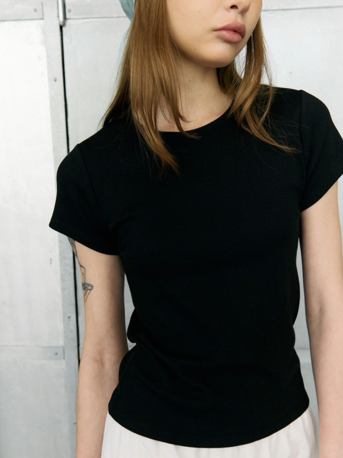 오프니스(OPENESS) Ribbed Round Neck T-shirt