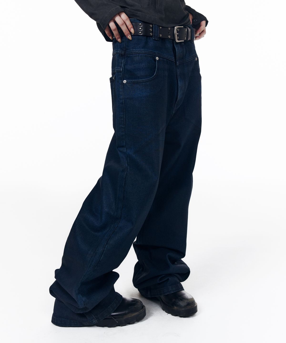 아캄(AAKAM) Glazed Wax Denim Pants (Indigo)