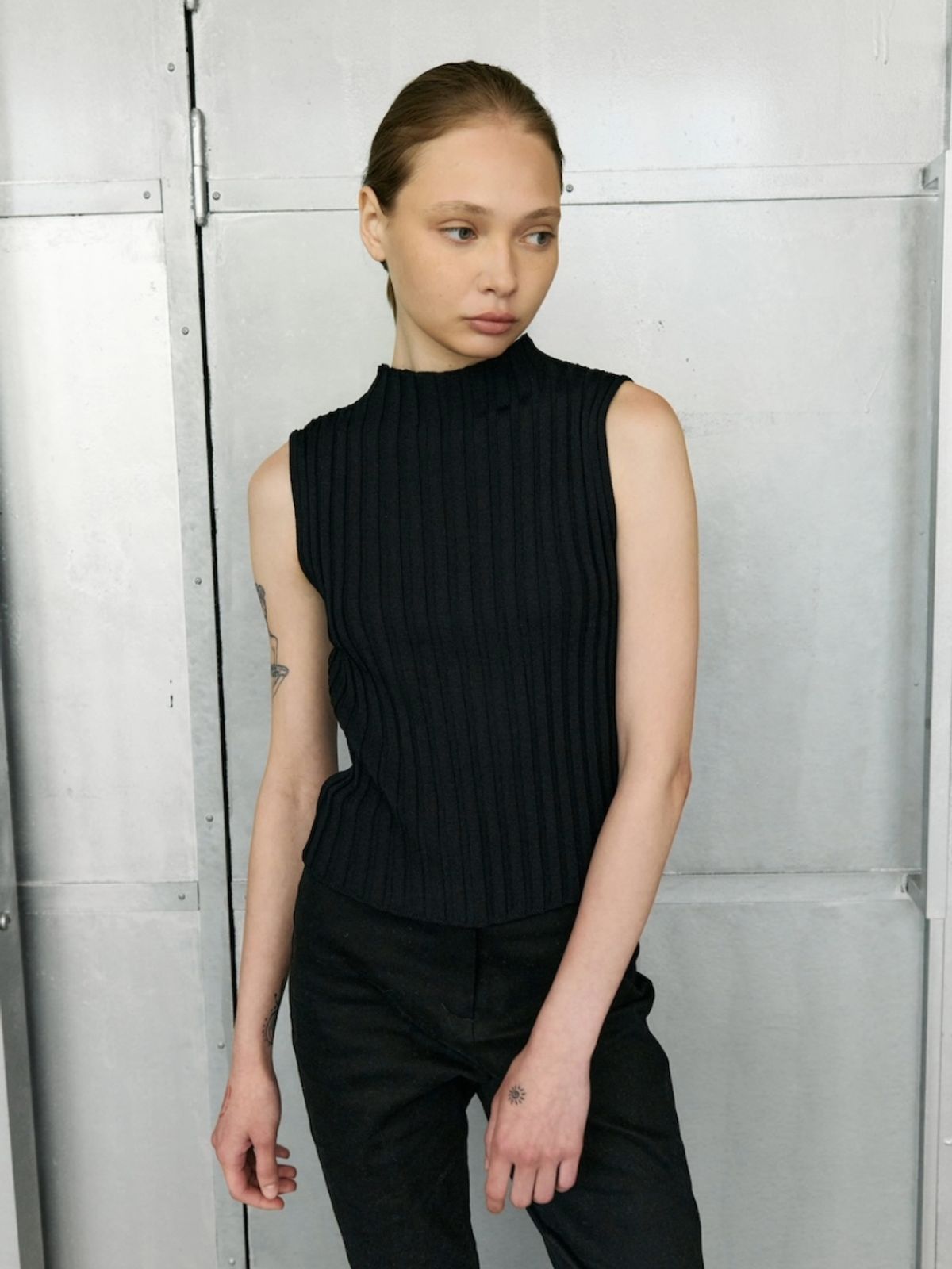 오프니스(OPENESS) Sleeveless Ribbed Knit Top