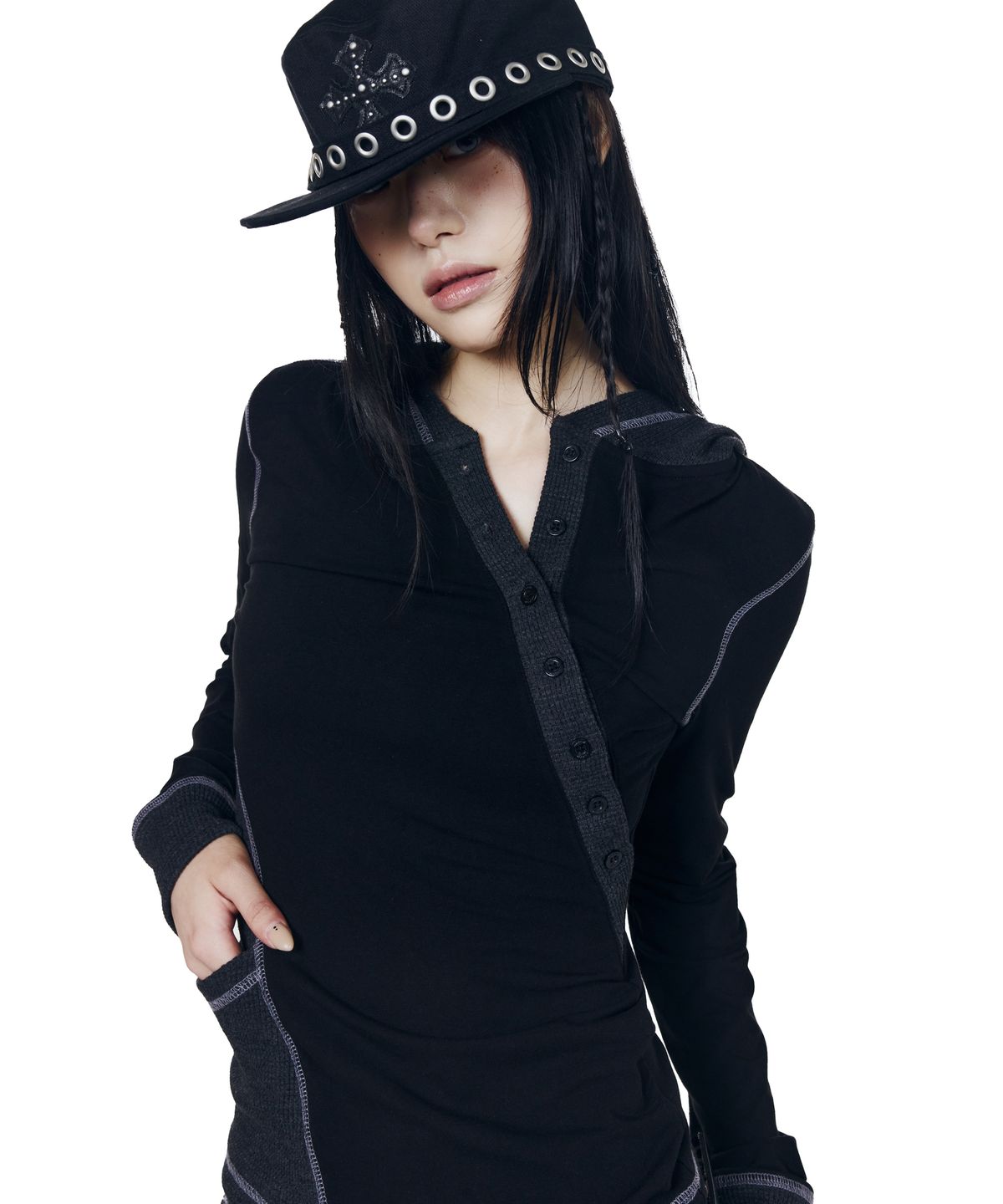 아캄(AAKAM) Slant Cut Hooded Long Sleeve (Black)
