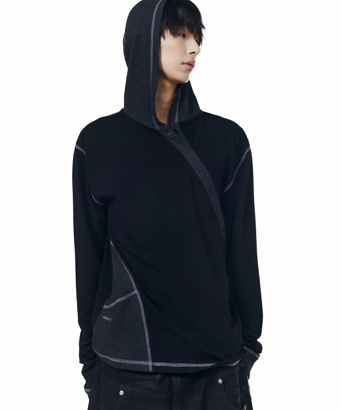 아캄(AAKAM) Slant Cut Hooded Long Sleeve (Black)