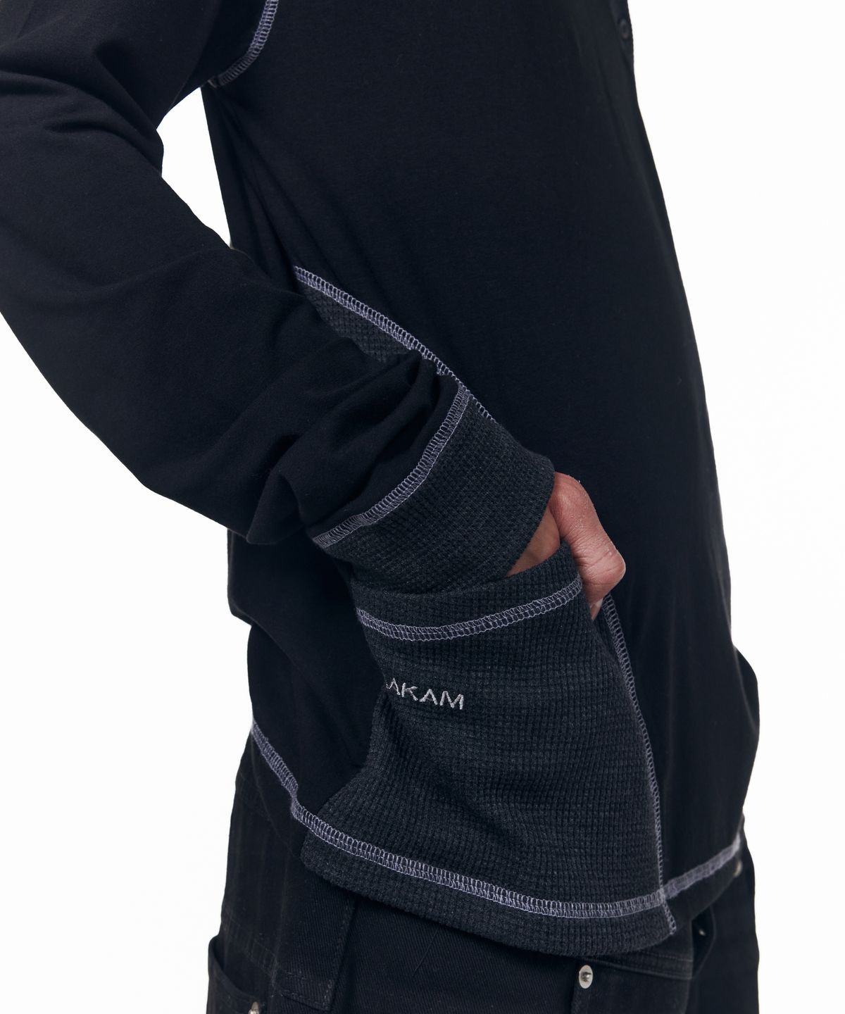 아캄(AAKAM) Slant Cut Hooded Long Sleeve (Black)