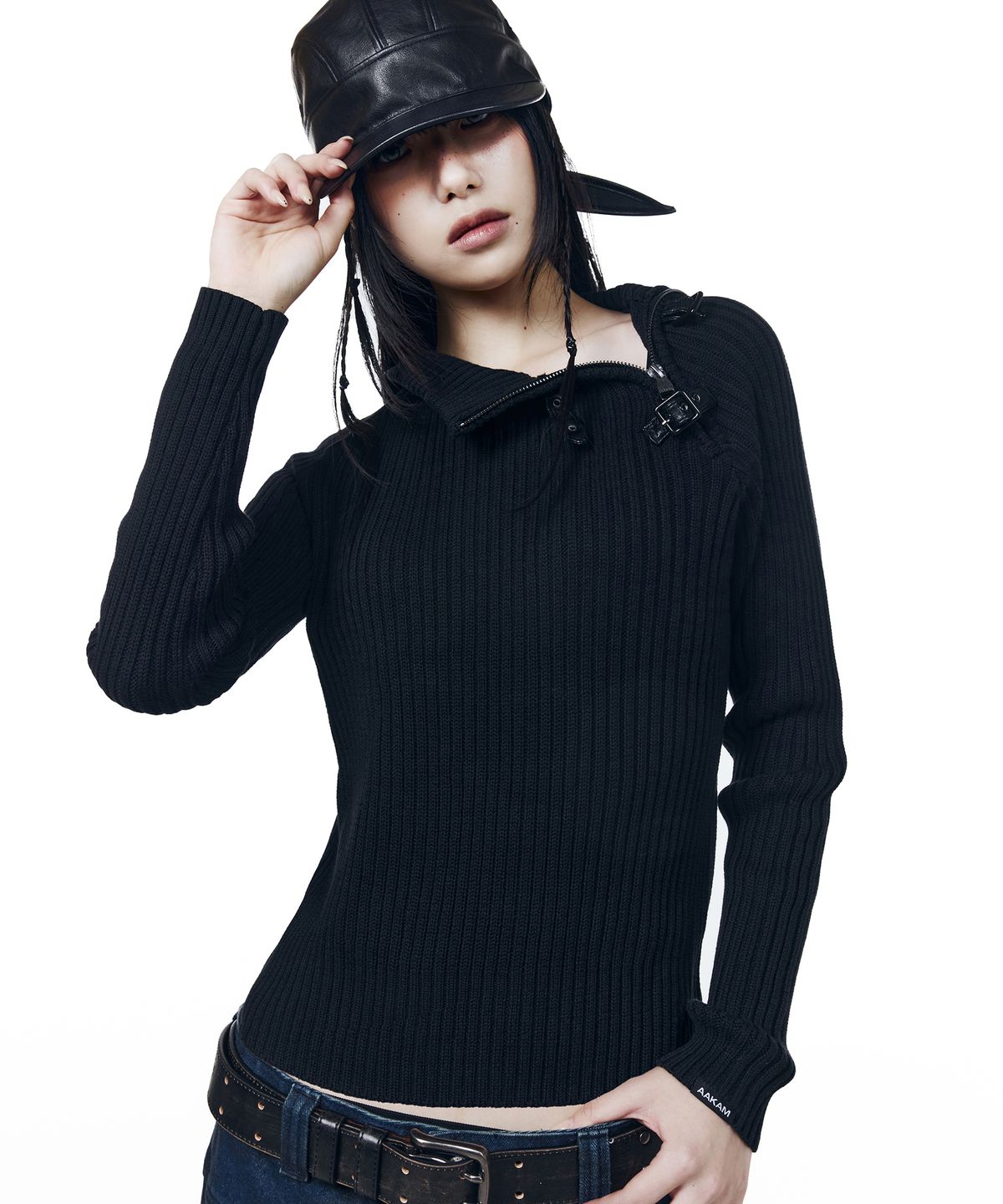 아캄(AAKAM) Slant Zipper Belted Knit (Black)