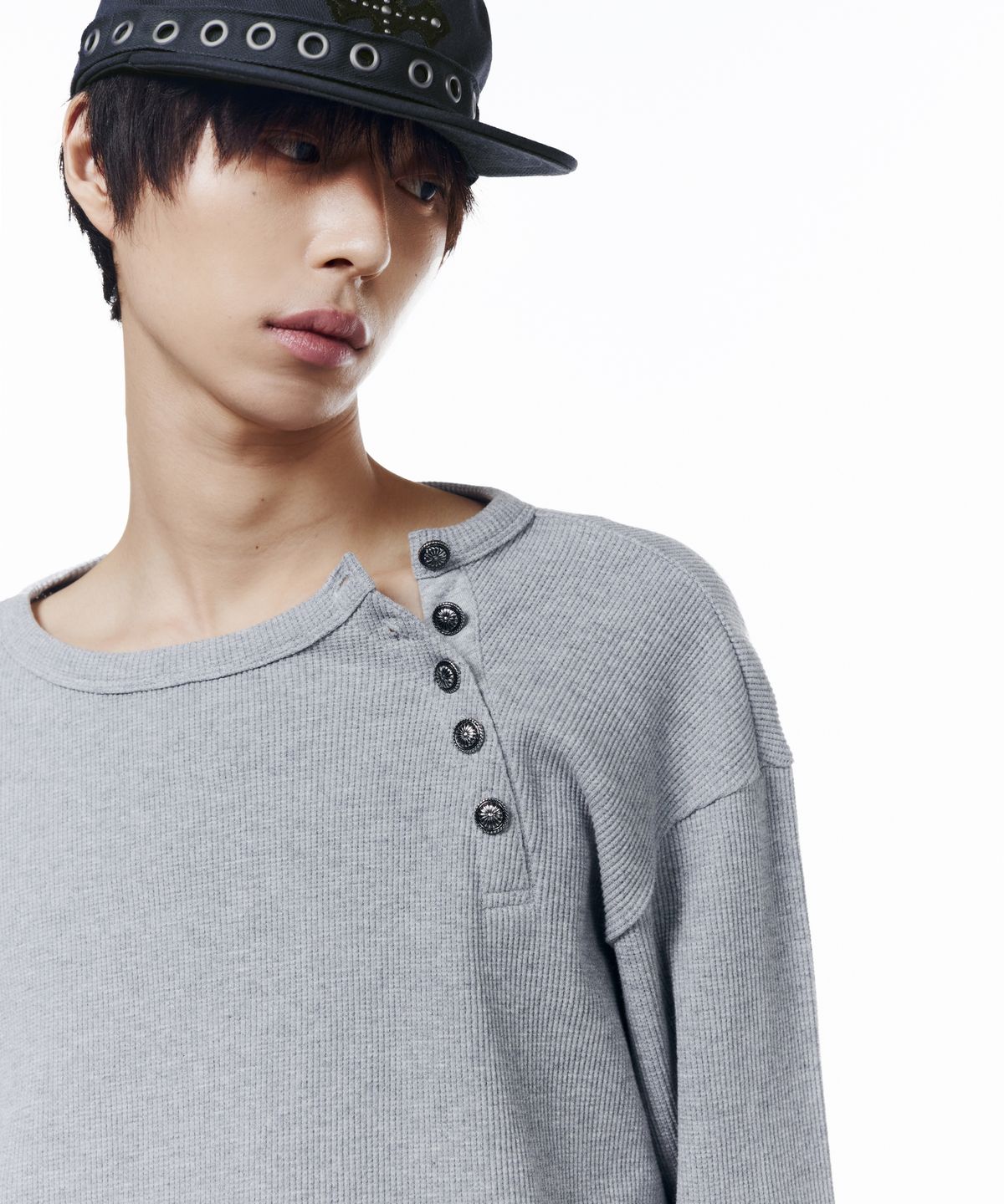 아캄(AAKAM) Slant Henry Neck Long Sleeve (Gray)