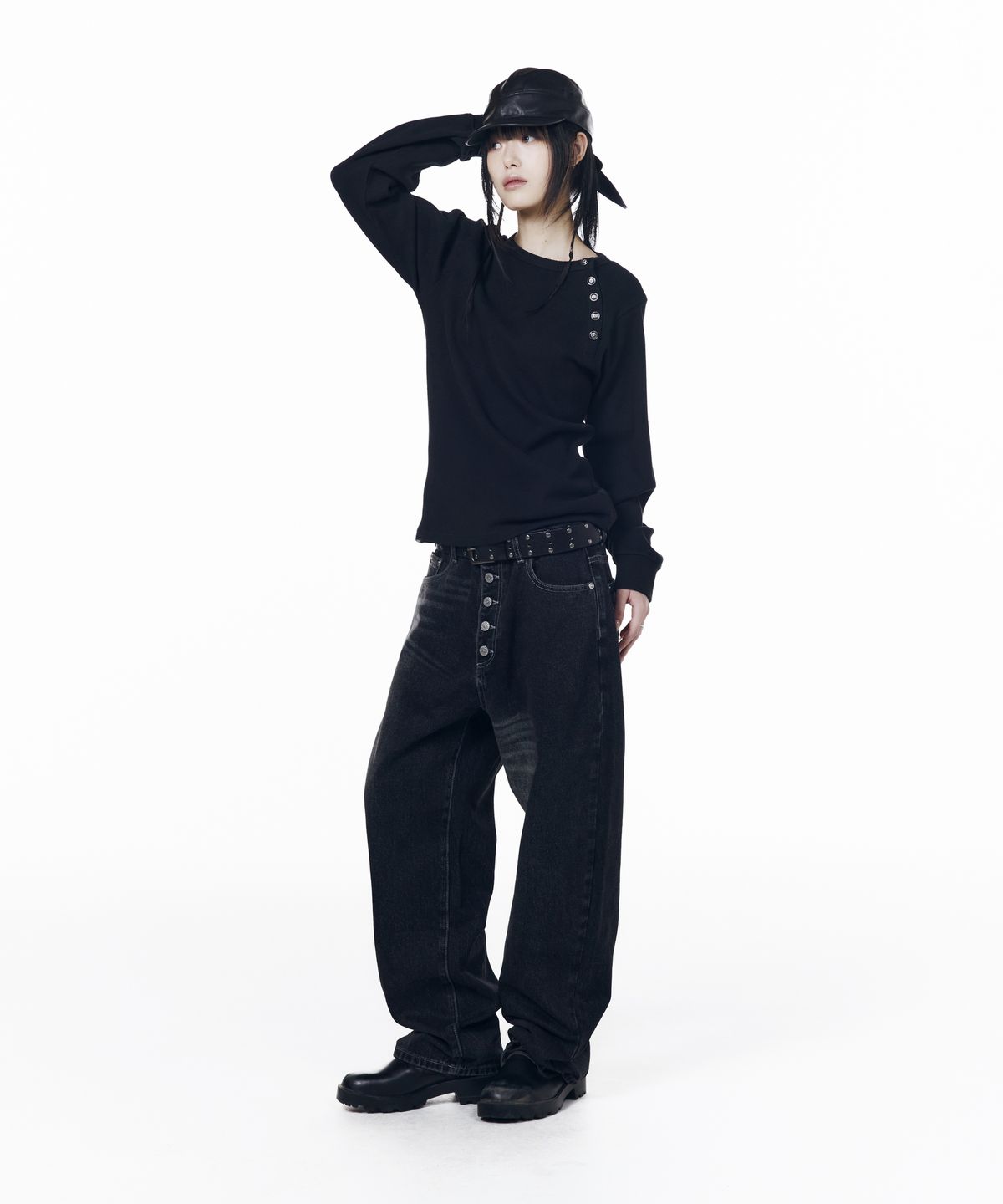아캄(AAKAM) Slant Henry Neck Long Sleeve (Black)