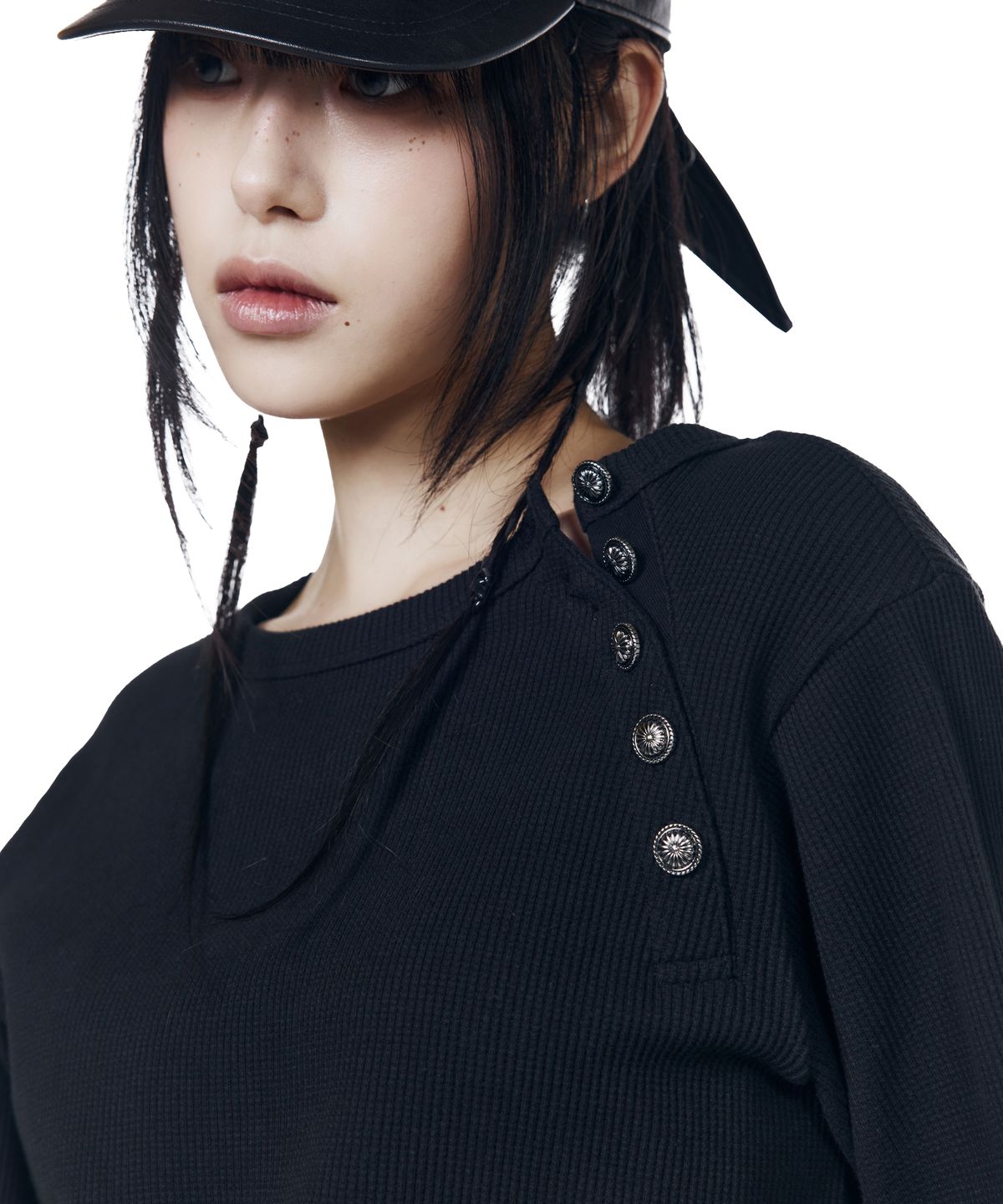 아캄(AAKAM) Slant Henry Neck Long Sleeve (Black)