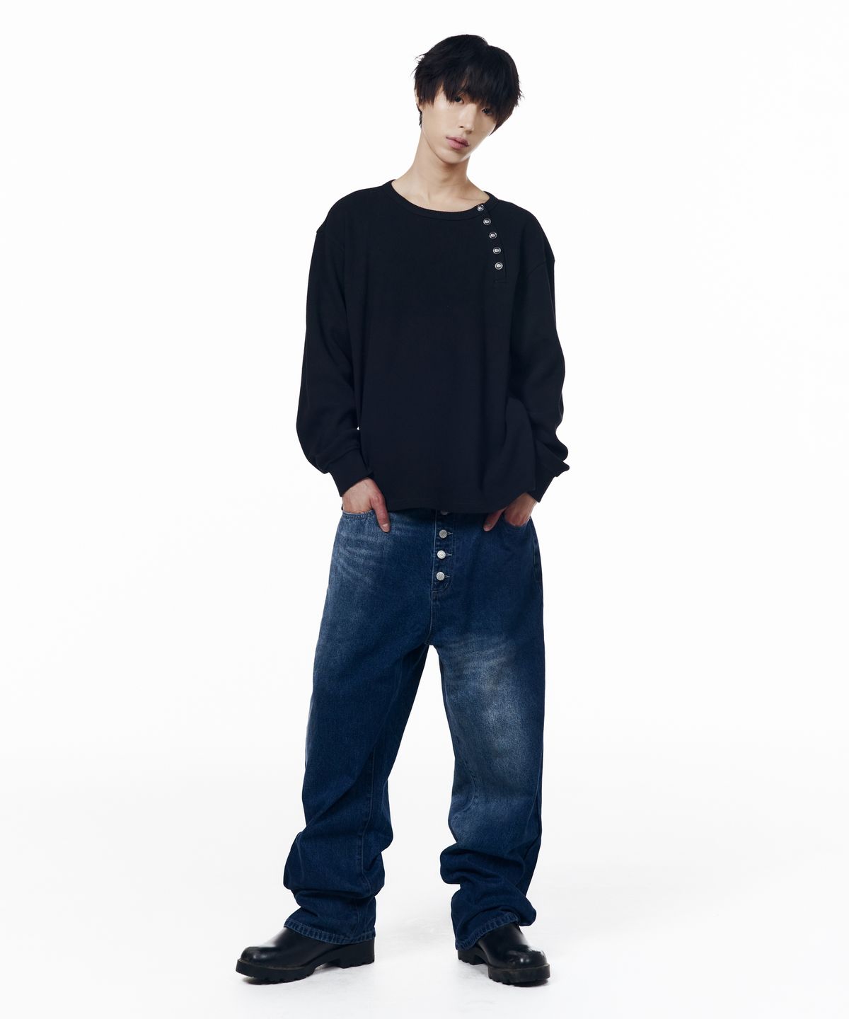 아캄(AAKAM) Slant Henry Neck Long Sleeve (Black)