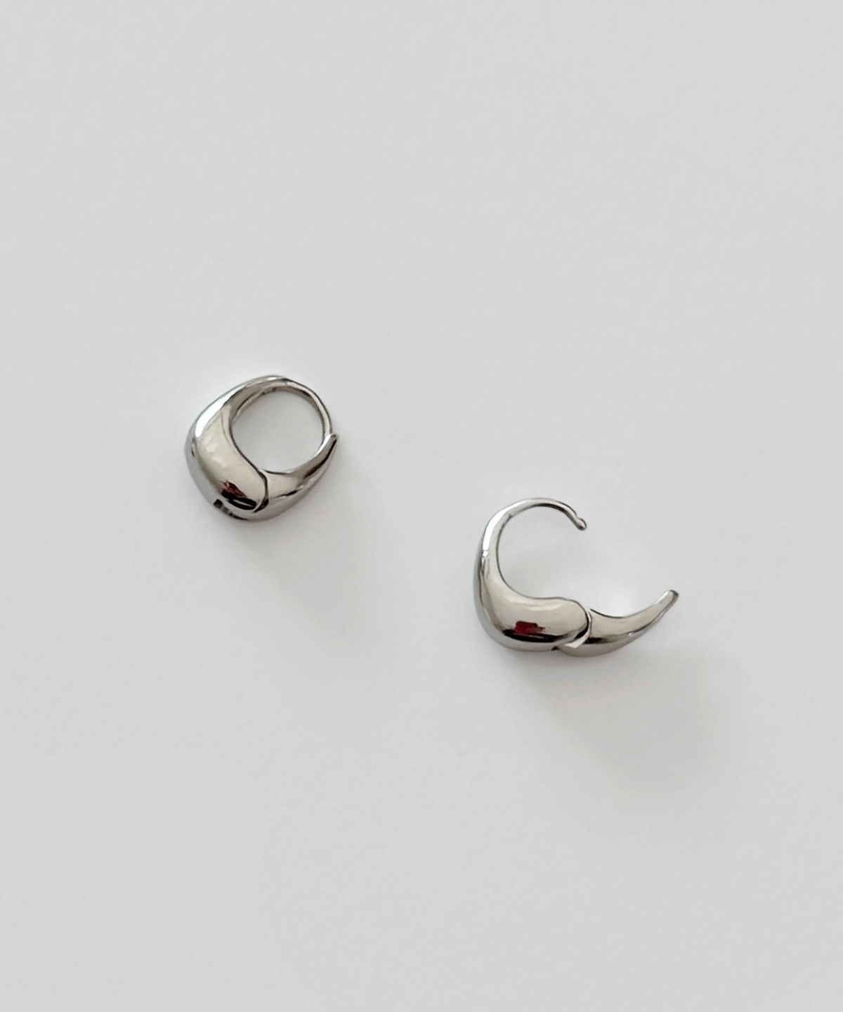 판타스틱 플래닛(FANTASTIC PLANET) bag one touch earrings (2colors)