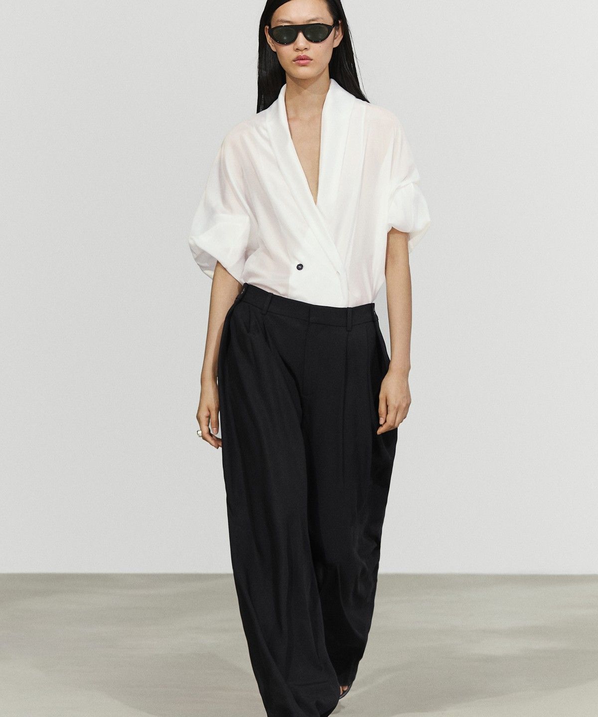 마시모두띠(MASSIMO DUTTI) 버튼 디테일 플루이드 플리츠 팬츠