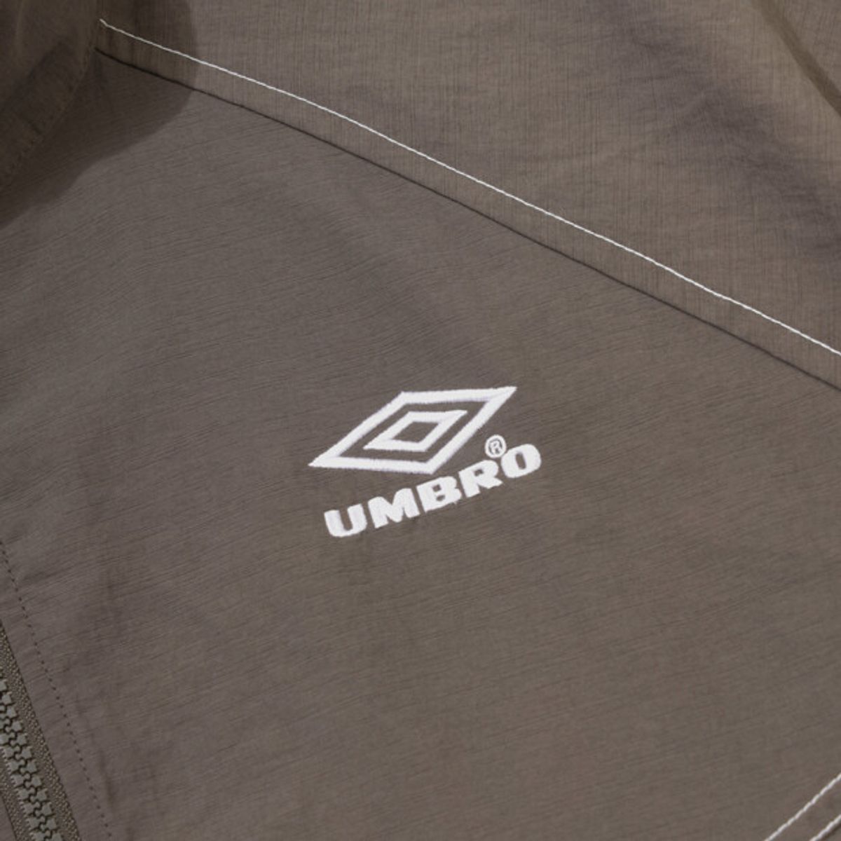 엄브로(UMBRO) 크리스피 타슬란 긴팔 스탠넥 아노락 브라운 UR324CWT91