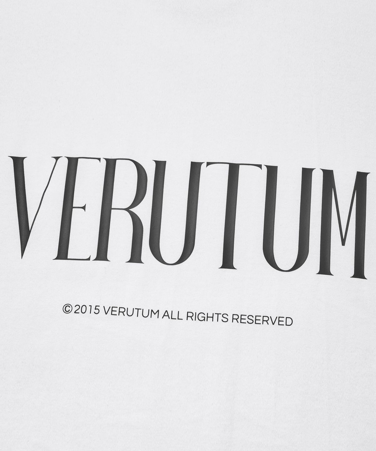 베루툼(VERUTUM) 세리프 백 로고 티셔츠 화이트