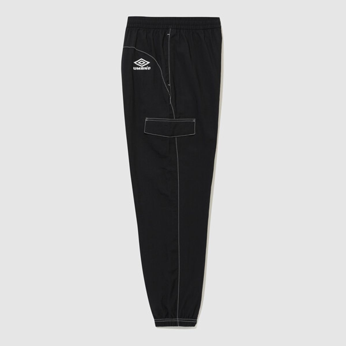 엄브로(UMBRO) 크리스피 타슬란 카고 우븐 조거 팬츠 블랙 UR323CPT91