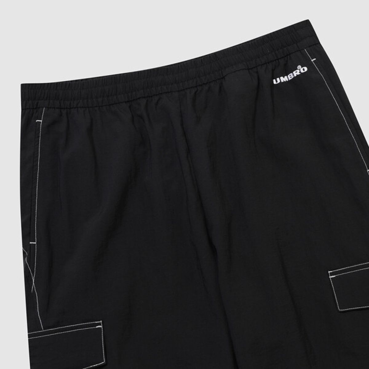 엄브로(UMBRO) 크리스피 타슬란 카고 우븐 조거 팬츠 블랙 UR323CPT91