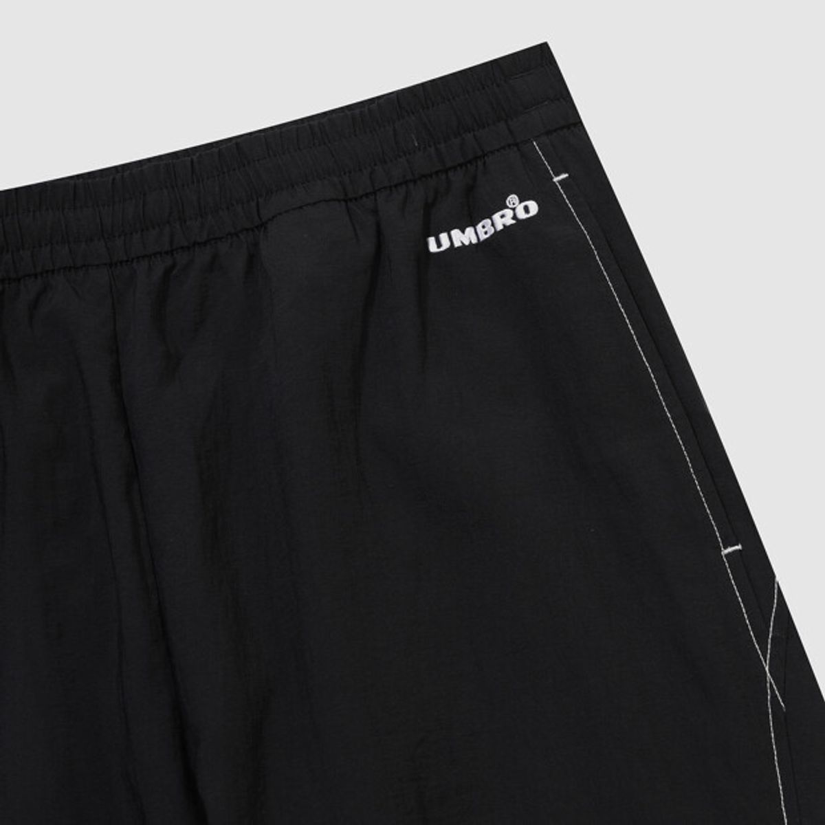 엄브로(UMBRO) 크리스피 타슬란 카고 우븐 조거 팬츠 블랙 UR323CPT91