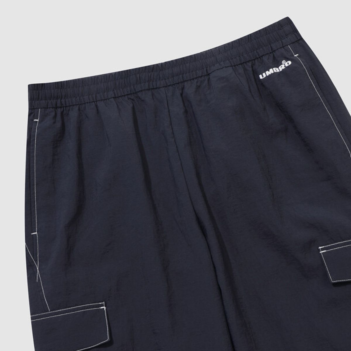 엄브로(UMBRO) 크리스피 타슬란 카고 우븐 조거 팬츠 네이비 UR323CPT91
