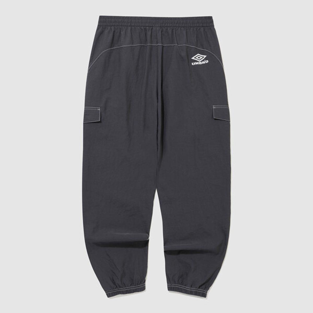 엄브로(UMBRO) 크리스피 타슬란 카고 우븐 조거 팬츠 챠콜 UR323CPT91