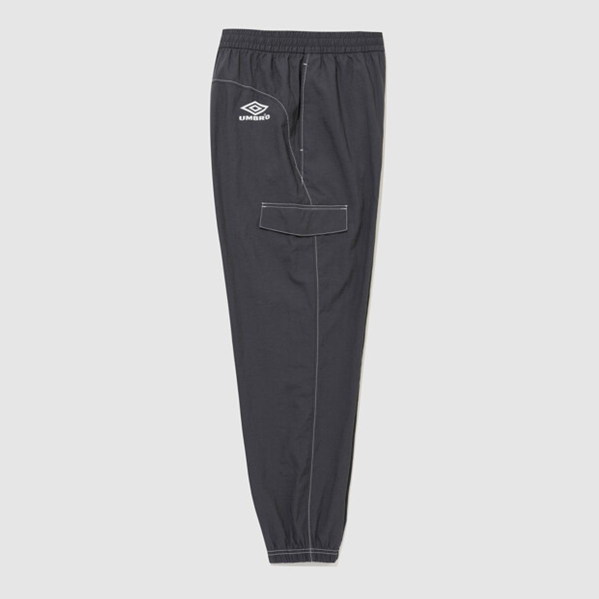 엄브로(UMBRO) 크리스피 타슬란 카고 우븐 조거 팬츠 챠콜 UR323CPT91