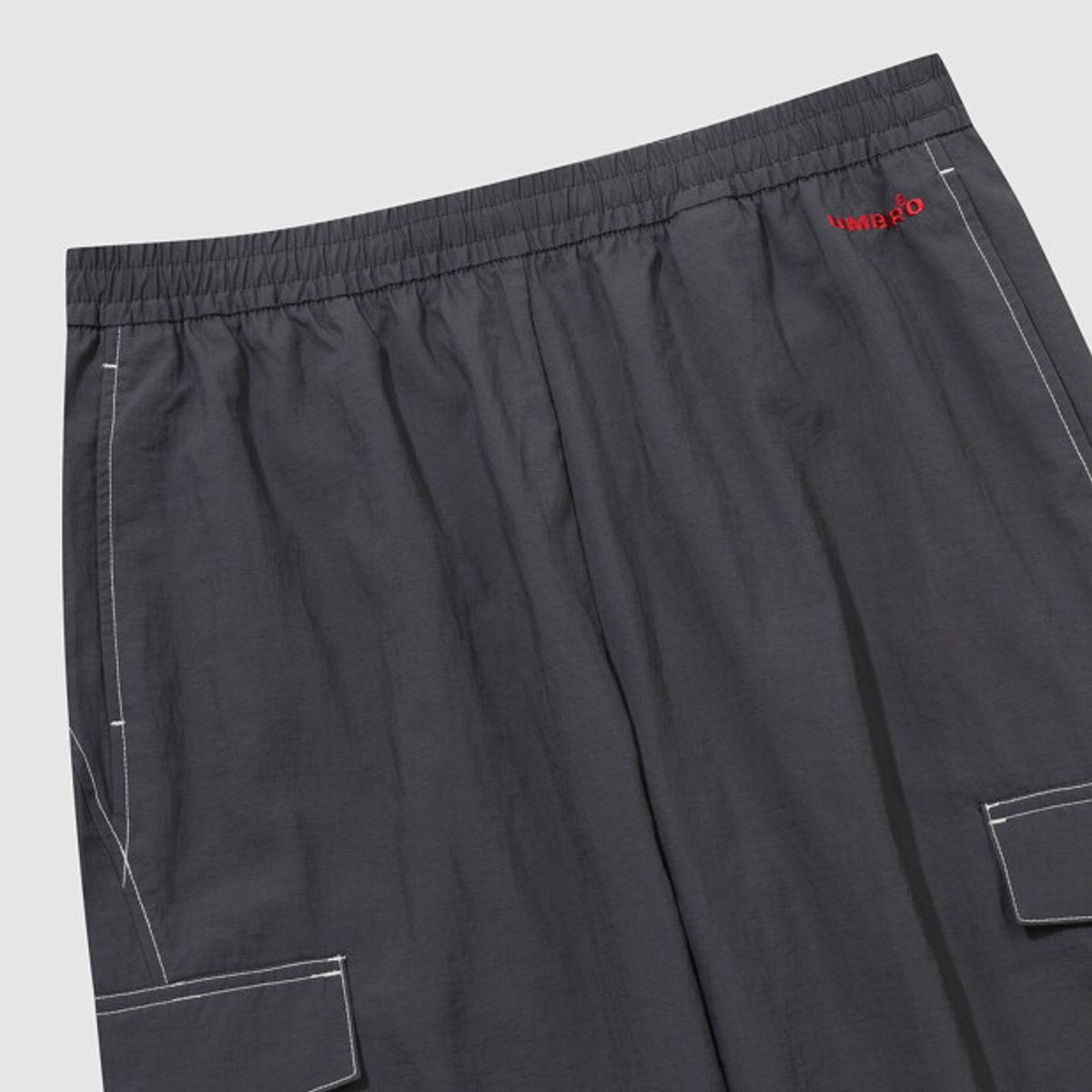 엄브로(UMBRO) 크리스피 타슬란 카고 우븐 조거 팬츠 챠콜 UR323CPT91