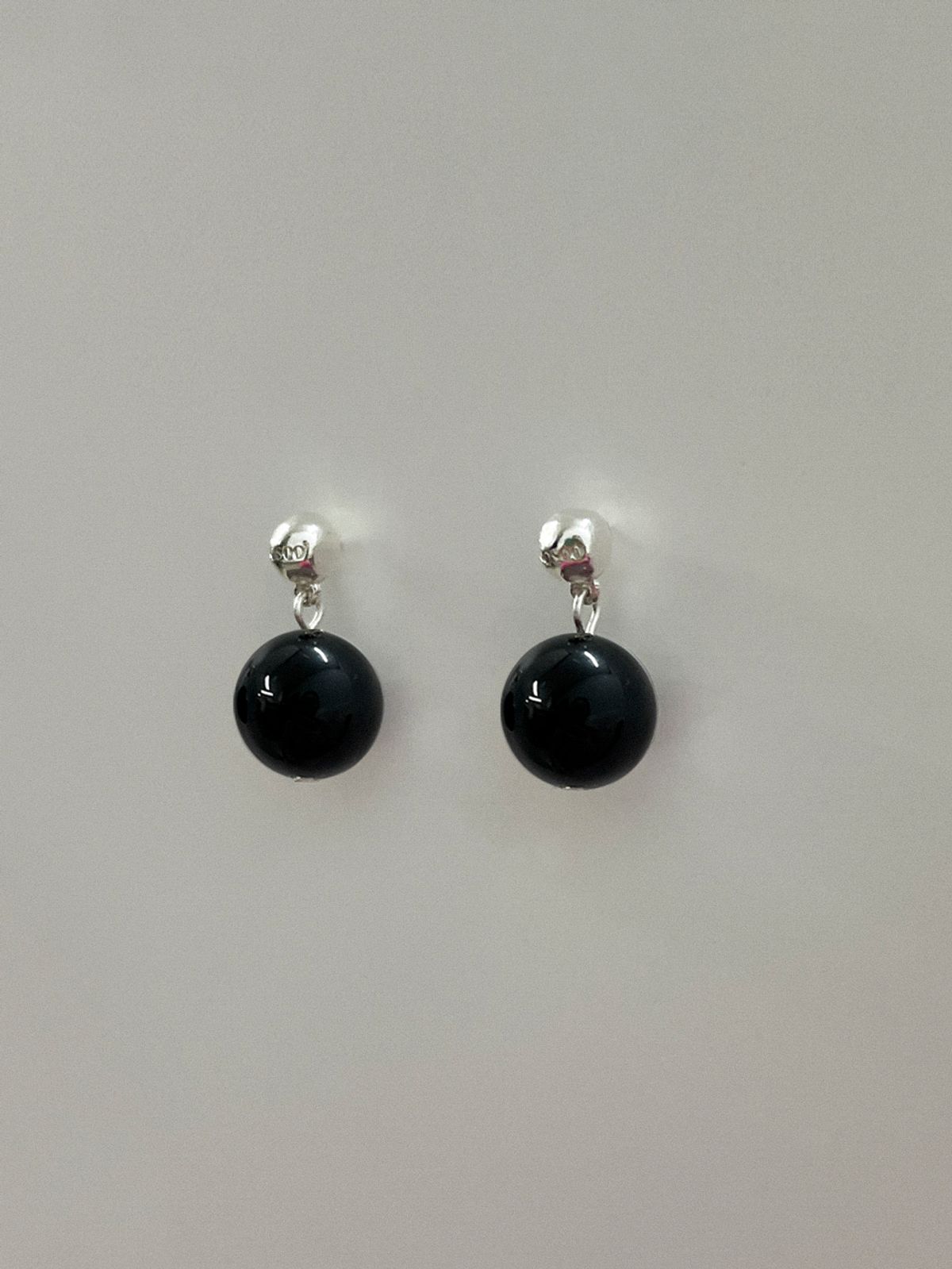 소수(SOSOO) Onyx SOSOO Ball Drop Earrings