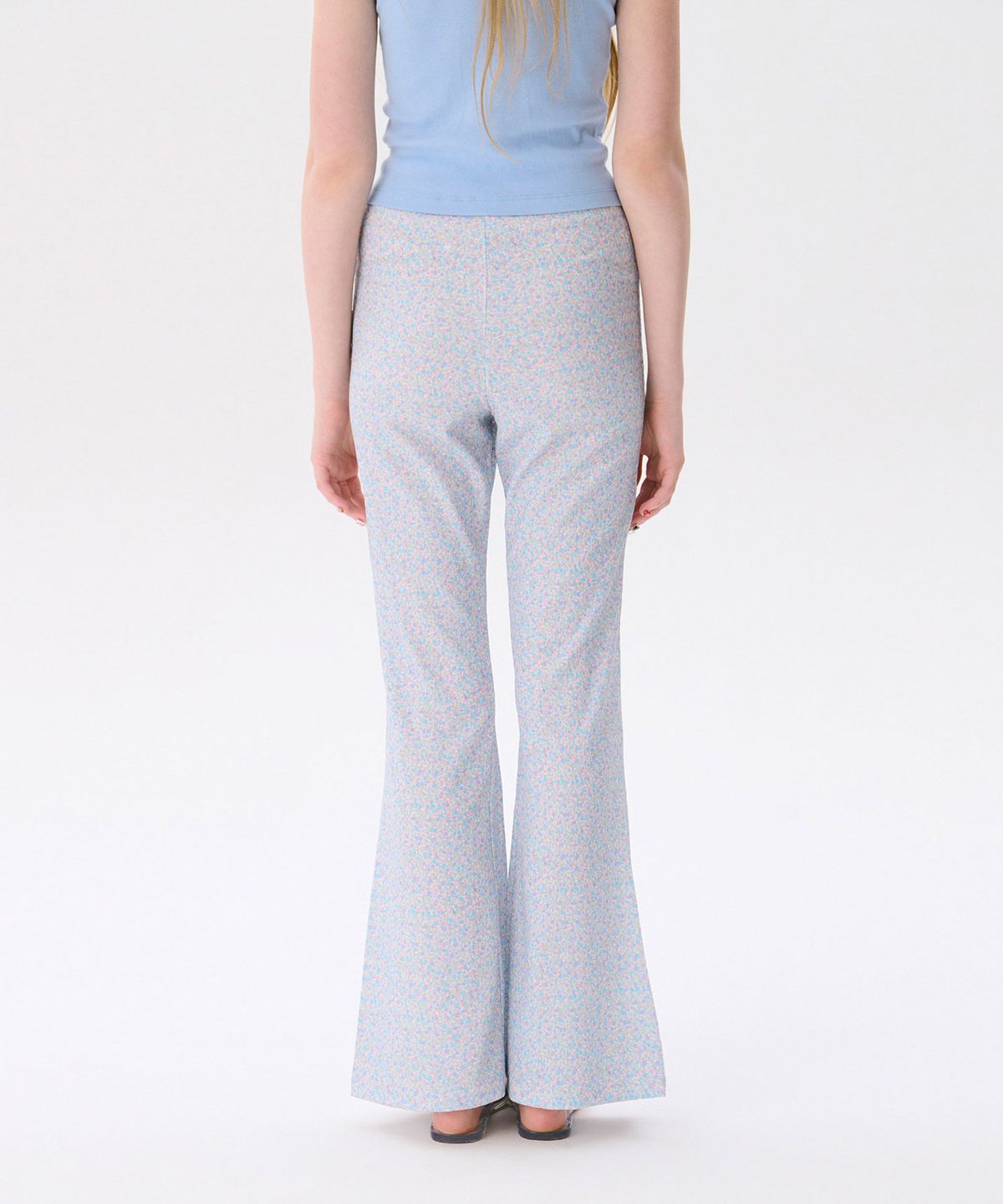 준준스페이스(JUNEJUNE SPACE) Floral Bootcut Pants_White(꽃무늬 부츠컷 팬츠_화이트)
