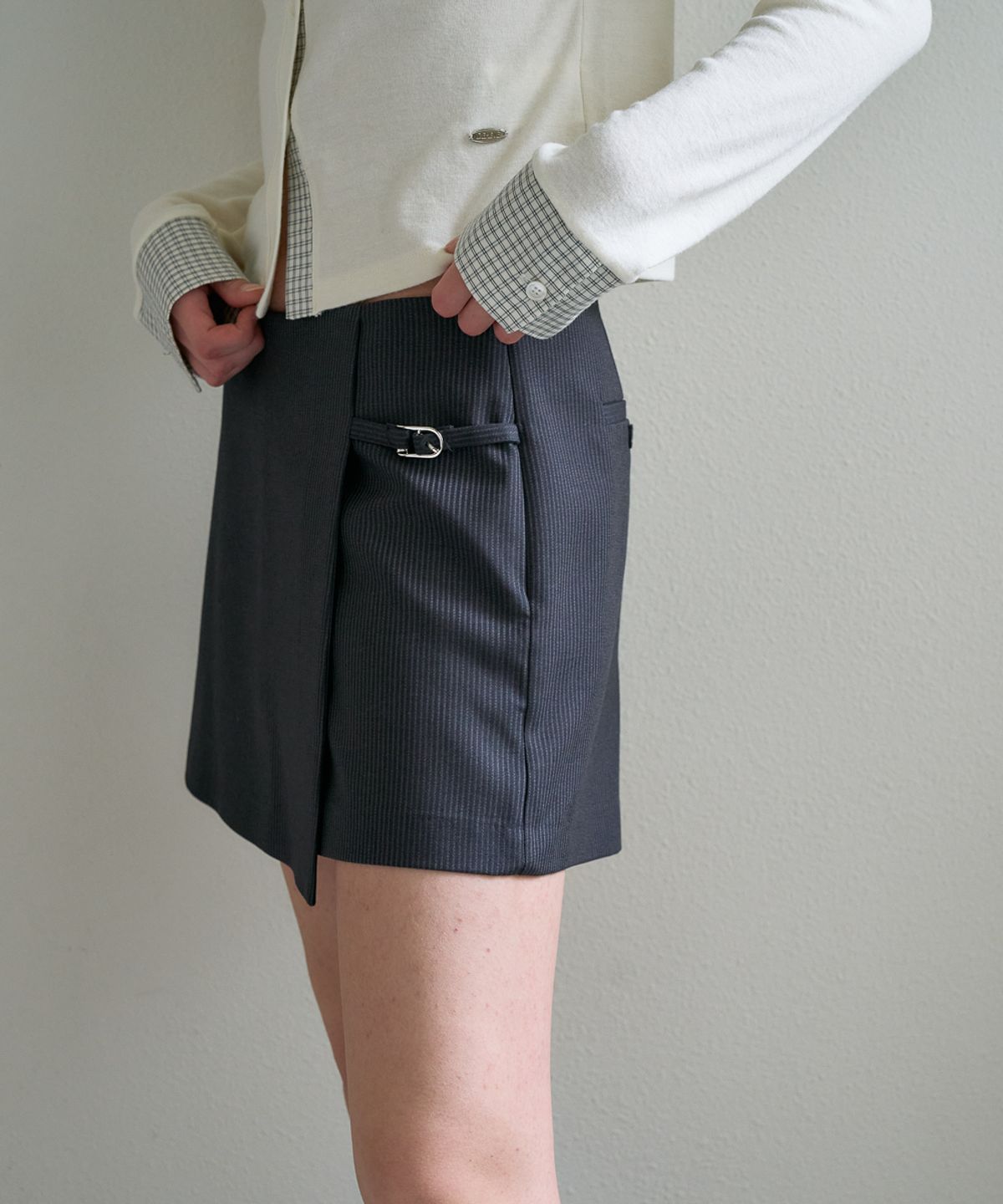 드헤베(DEHEVE) Buckle Wrap Skirt Pants [Charcoal]