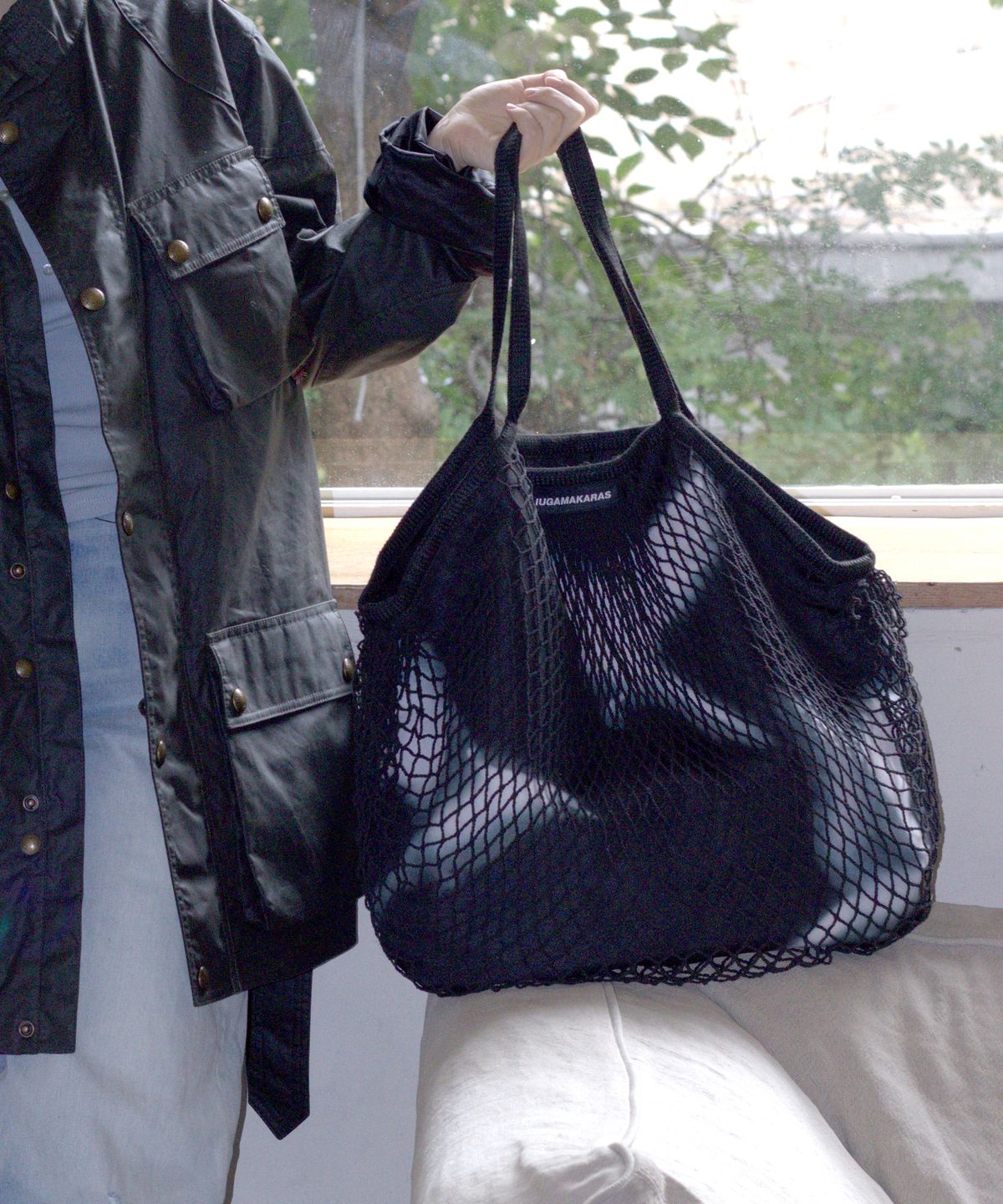 이우가마카라스(IUGAMAKARAS) Wavy Layered Net Bag (Black)