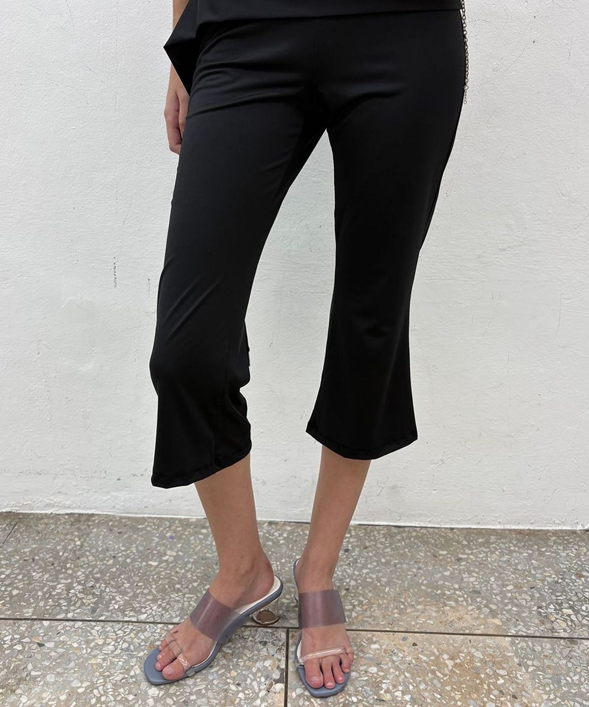 저스트하우스(JUSTHAUS) SIDE TIE CAPRI PANTS, BLACK