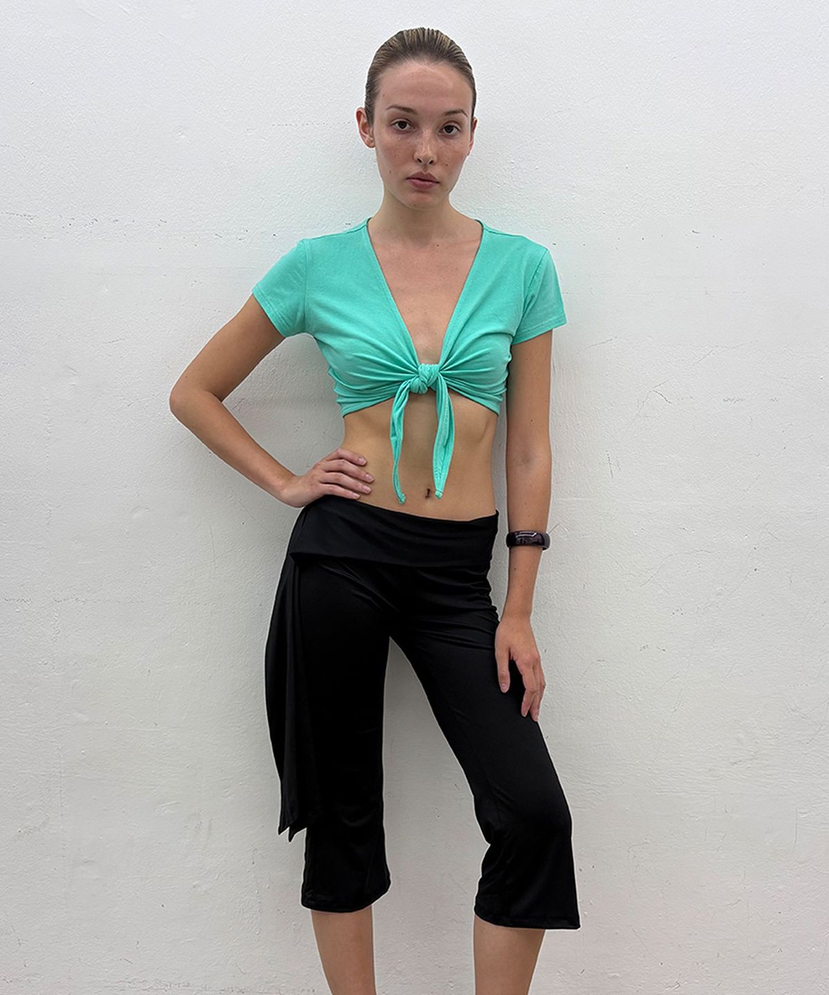 저스트하우스(JUSTHAUS) SIDE TIE CAPRI PANTS, BLACK