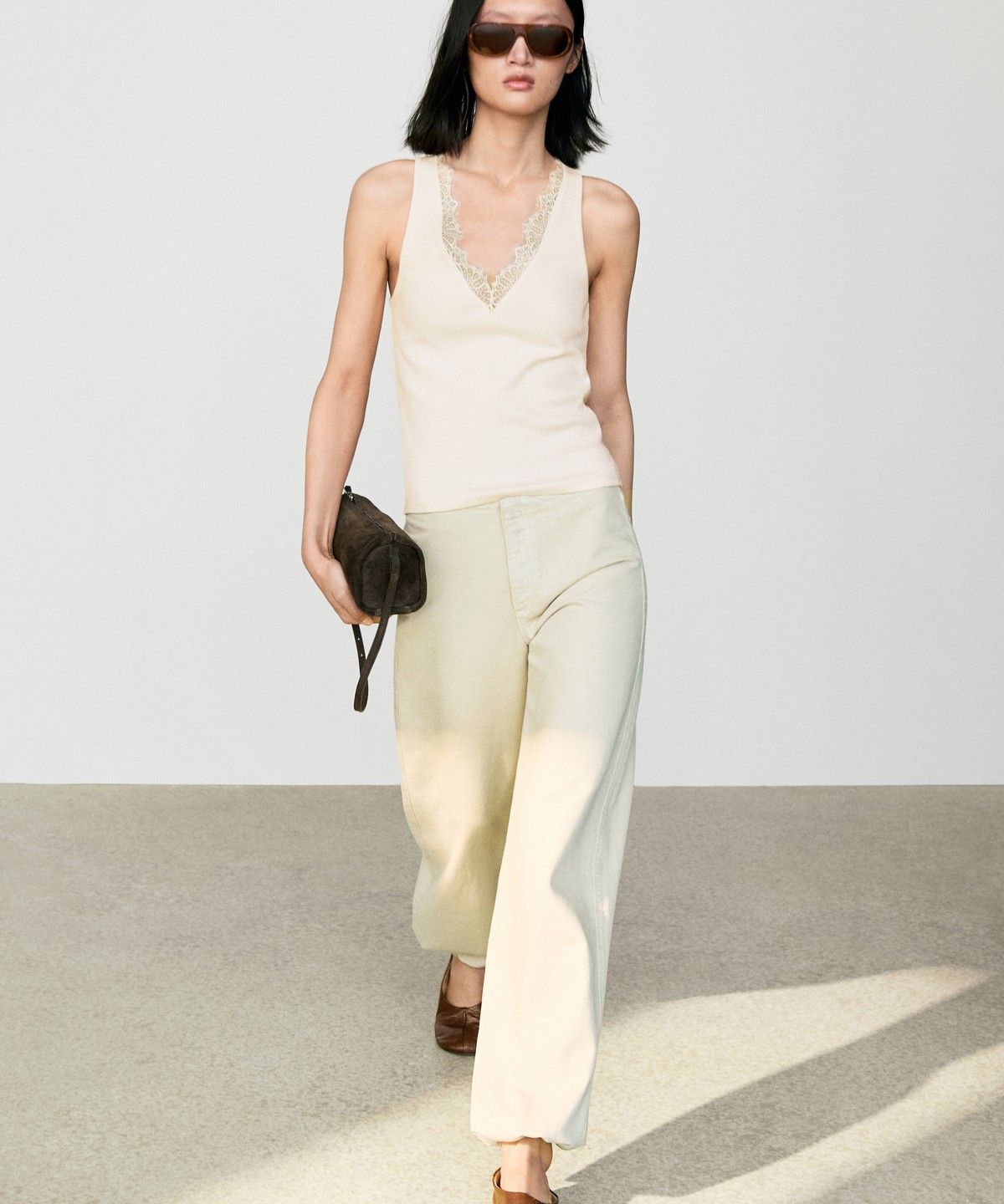 마시모두띠(MASSIMO DUTTI) 레이스 디테일 브이넥 탑