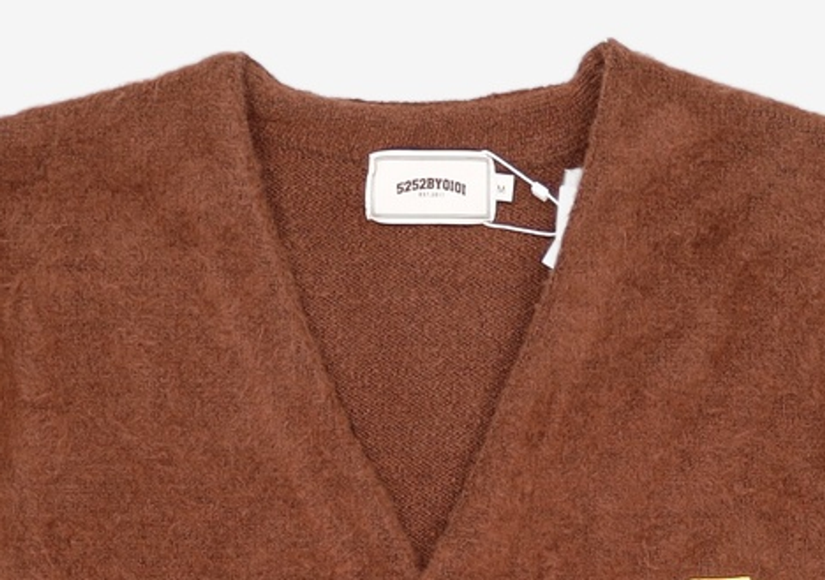 오아이오아이 컬렉션(OIOI COLLECTION) NEW VARSITY LOGO CARDIGAN [BROWN] M