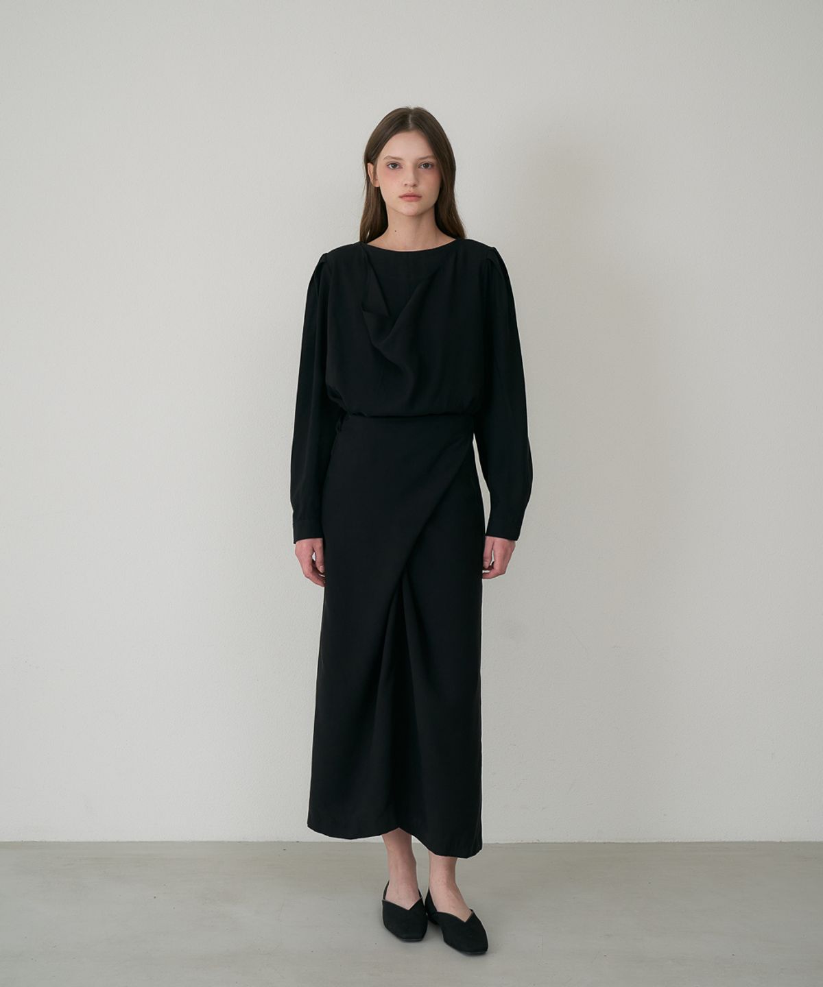 드헤베(DEHEVE) Drape Cowl Neck Long Dress [Black]