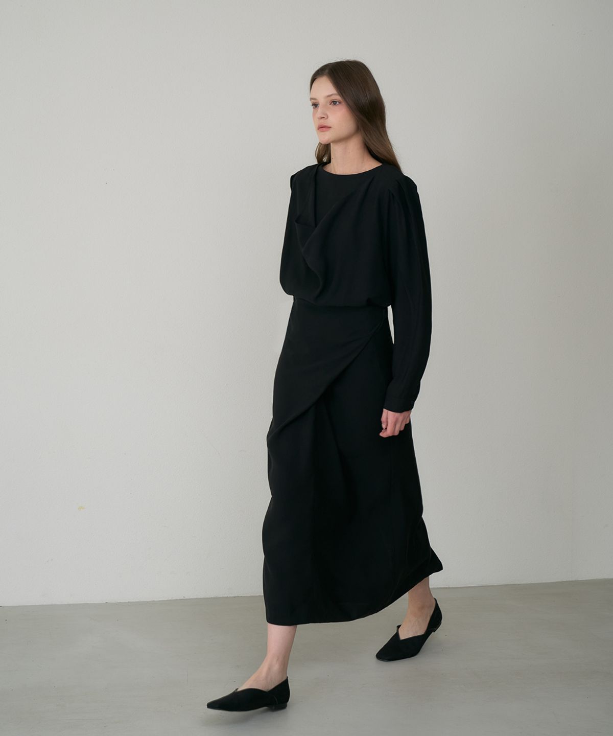 드헤베(DEHEVE) Drape Cowl Neck Long Dress [Black]